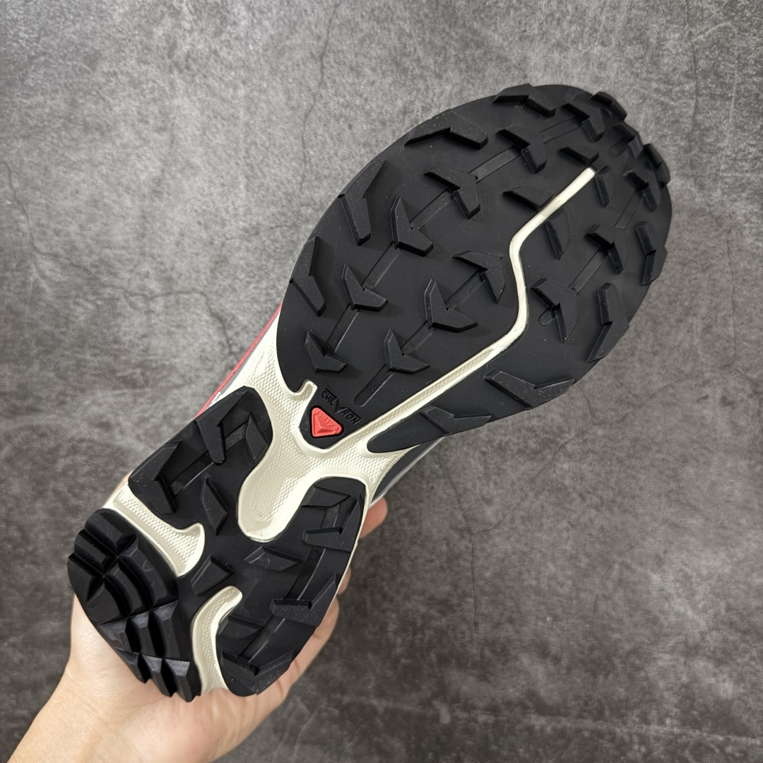 图片[9]-【纯原W1版本】Salomon XT-6 Goodbai 新配色白灰红 478644 萨洛蒙复古潮流户外机能登山跑鞋 纯原外贸平台特供订单 耗时半年巨作 全套原纸板楦头开发 原厂特供网布配套加持 确保原汁原味 完美呈现版型 原档数据独家私模五层组合大底 原装Ortholite轻量化鞋垫 中底布带钢印编号 原厂TPU锁扣 进口港宝加持 后跟自然饱满 还原公司包裹性 鞋面以“锯齿”状的包裹系统呈现 在基色底之下加入了各种色点缀 将公司的最新技术和时尚前卫的造型融入耐用的长跑款式中 鞋面由 TPU 薄膜制成 并焊接在高耐磨网眼上 使其既时尚又坚固 由 ACS底盘支撑 可增强稳定性和支撑力 以及由橡胶凸耳 Contragrip外底覆盖的 EVA 缓冲中底 旨在应对崎岖的地形 鞋舌上的彩色Salomon 标签、Quicklace 系统以及鞋头、鞋舌和鞋跟上的附加品牌使细节更加完美 让穿着者可以轻松驾驭户外与通勤下的任何运动生活场景 无缝鞋身户外随意纵横 颜值与脚感兼备 出街通勤 绝对非常吸睛 你值得拥有 尺码：36 36.5 37.5 38 38.5 39 40 40.5 41 42 42.5 43 44 44.5 45-选品中心