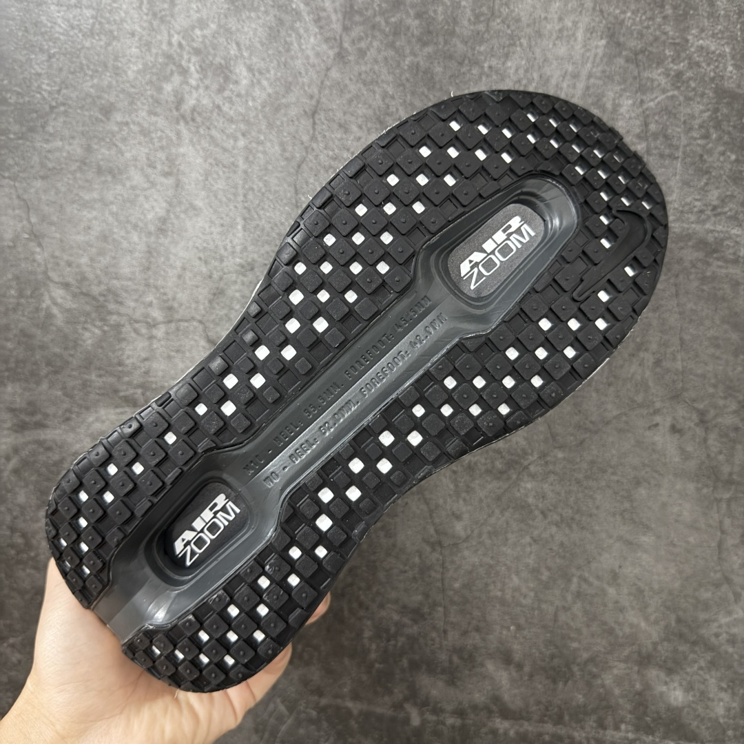 图片[9]-【XE纯原】NIKE VOMERO PREMIUM 全掌气垫缓震网面运动跑鞋 市场最强 没有之一 纯原生产线出品 原版开发 全部原材料 细节一比一打造 完美还原zp脚感 正确前后分离式两片纤维柱气垫 上下包裹超软弹泡棉 正确组合大底 区别市场通货 版型完美 鞋面材料同步原版1：1 全部原版开发校对 欢迎对比💪🏻 Nike 运用 Air技术专利，推出 Nike Pegasus Premium，沿用经典 Pegasus 系列产品深受跑者喜爱的缓震功能，并配置 Nike 首款可见式塑形 Air Zoom 气垫。 全掌可见的AirZoom首次在Pegasus系列中出现，模仿了Vaporfly的碳板曲线，增强了跑步时的流畅过渡。 货号：IO7325-001 尺码：36-46（半）-选品中心