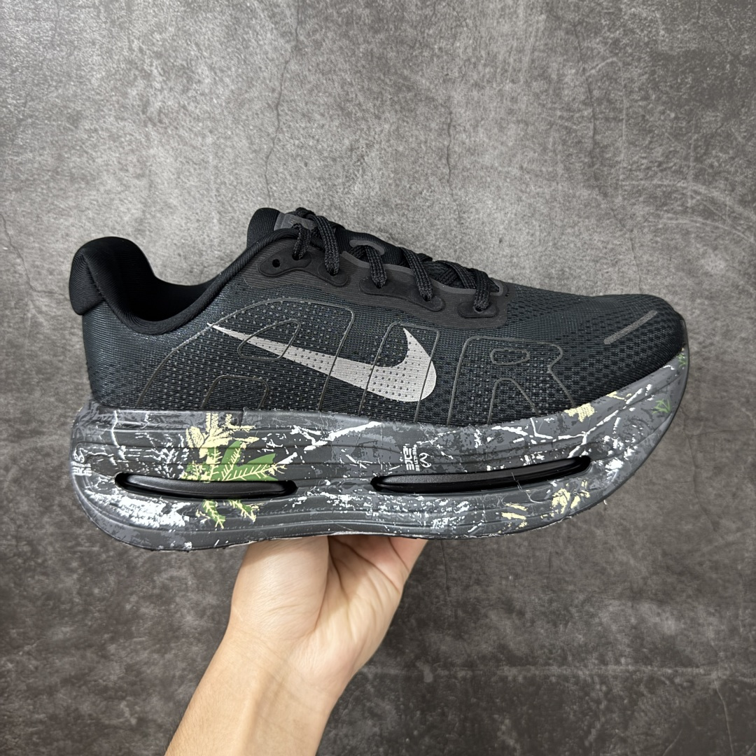 【XE纯原】NIKE VOMERO PREMIUM 全掌气垫缓震网面运动跑鞋 市场最强 没有之一 纯原生产线出品 原版开发 全部原材料 细节一比一打造 完美还原zp脚感 正确前后分离式两片纤维柱气垫 上下包裹超软弹泡棉 正确组合大底 区别市场通货 版型完美 鞋面材料同步原版1：1 全部原版开发校对 欢迎对比💪🏻 Nike 运用 Air技术专利，推出 Nike Pegasus Premium，沿用经典 Pegasus 系列产品深受跑者喜爱的缓震功能，并配置 Nike 首款可见式塑形 Air Zoom 气垫。 全掌可见的AirZoom首次在Pegasus系列中出现，模仿了Vaporfly的碳板曲线，增强了跑步时的流畅过渡。 货号：IO7325-001 尺码：36-46（半）-选品中心