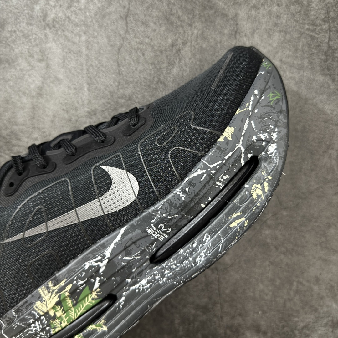 图片[6]-【XE纯原】NIKE VOMERO PREMIUM 全掌气垫缓震网面运动跑鞋 市场最强 没有之一 纯原生产线出品 原版开发 全部原材料 细节一比一打造 完美还原zp脚感 正确前后分离式两片纤维柱气垫 上下包裹超软弹泡棉 正确组合大底 区别市场通货 版型完美 鞋面材料同步原版1：1 全部原版开发校对 欢迎对比💪🏻 Nike 运用 Air技术专利，推出 Nike Pegasus Premium，沿用经典 Pegasus 系列产品深受跑者喜爱的缓震功能，并配置 Nike 首款可见式塑形 Air Zoom 气垫。 全掌可见的AirZoom首次在Pegasus系列中出现，模仿了Vaporfly的碳板曲线，增强了跑步时的流畅过渡。 货号：IO7325-001 尺码：36-46（半）-选品中心