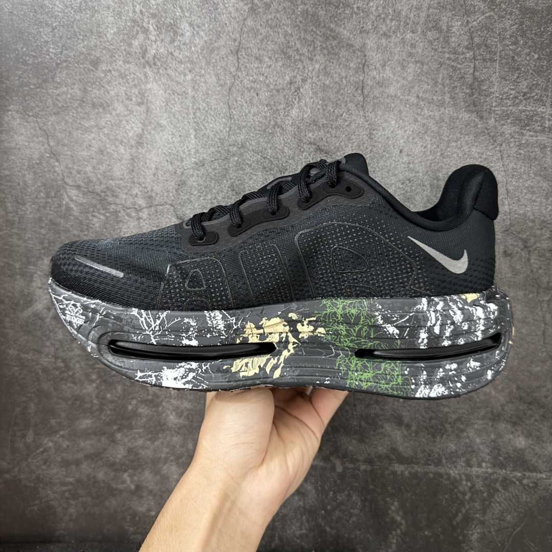图片[2]-【XE纯原】NIKE VOMERO PREMIUM 全掌气垫缓震网面运动跑鞋 市场最强 没有之一 纯原生产线出品 原版开发 全部原材料 细节一比一打造 完美还原zp脚感 正确前后分离式两片纤维柱气垫 上下包裹超软弹泡棉 正确组合大底 区别市场通货 版型完美 鞋面材料同步原版1：1 全部原版开发校对 欢迎对比💪🏻 Nike 运用 Air技术专利，推出 Nike Pegasus Premium，沿用经典 Pegasus 系列产品深受跑者喜爱的缓震功能，并配置 Nike 首款可见式塑形 Air Zoom 气垫。 全掌可见的AirZoom首次在Pegasus系列中出现，模仿了Vaporfly的碳板曲线，增强了跑步时的流畅过渡。 货号：IO7325-001 尺码：36-46（半）-选品中心