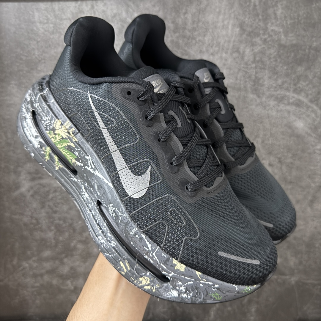 【XE纯原】NIKE VOMERO PREMIUM 全掌气垫缓震网面运动跑鞋 市场最强 没有之一 纯原生产线出品 原版开发 全部原材料 细节一比一打造 完美还原zp脚感 正确前后分离式两片纤维柱气垫 上下包裹超软弹泡棉 正确组合大底 区别市场通货 版型完美 鞋面材料同步原版1：1 全部原版开发校对 欢迎对比💪🏻 Nike 运用 Air技术专利，推出 Nike Pegasus Premium，沿用经典 Pegasus 系列产品深受跑者喜爱的缓震功能，并配置 Nike 首款可见式塑形 Air Zoom 气垫。 全掌可见的AirZoom首次在Pegasus系列中出现，模仿了Vaporfly的碳板曲线，增强了跑步时的流畅过渡。 货号：IO7325-001 尺码：36-46（半）-选品中心