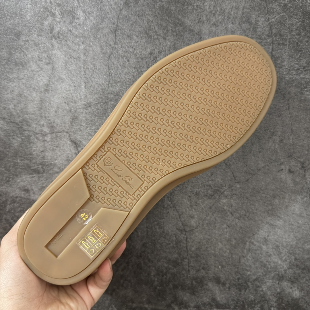 图片[9]-【佛山超A版】Loro Piana LP Tennis Walk Low 生活系列低帮复古百搭德训风休闲运动板鞋 意大利顶级奢侈品牌·诺悠翩雅 这款新款绒面革网球鞋采用超低帮设计 适合全年穿着 并具有防水性能 包边鞋底营造轻松迷人的色彩组合 将功能性与低调个性风格和谐融合 打造都市着装的理想鞋履选择 鞋跟处饰以Kummel色嵌片 柔软小牛皮鞋舌 压印LP徽标 棉质鞋带材质 鞋面：牛剖层绒面革 鞋底：橡胶 衬里：牛皮革 尺码：35 36 37 38 39 40 41 42 43 44 45-选品中心
