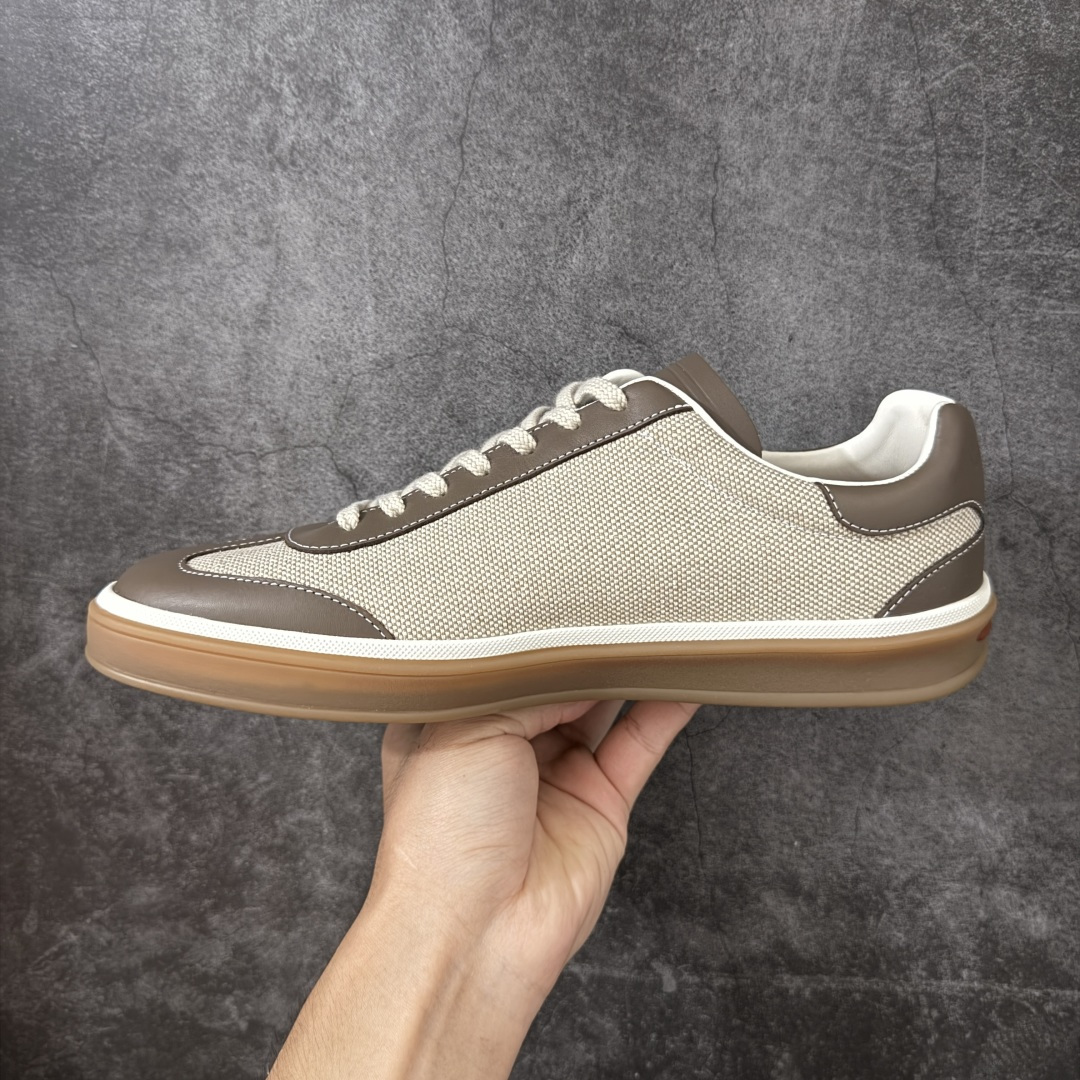 图片[2]-【佛山超A版】Loro Piana LP Tennis Walk Low 生活系列低帮复古百搭德训风休闲运动板鞋 意大利顶级奢侈品牌·诺悠翩雅 这款新款绒面革网球鞋采用超低帮设计 适合全年穿着 并具有防水性能 包边鞋底营造轻松迷人的色彩组合 将功能性与低调个性风格和谐融合 打造都市着装的理想鞋履选择 鞋跟处饰以Kummel色嵌片 柔软小牛皮鞋舌 压印LP徽标 棉质鞋带材质 鞋面：牛剖层绒面革 鞋底：橡胶 衬里：牛皮革 尺码：35 36 37 38 39 40 41 42 43 44 45-选品中心