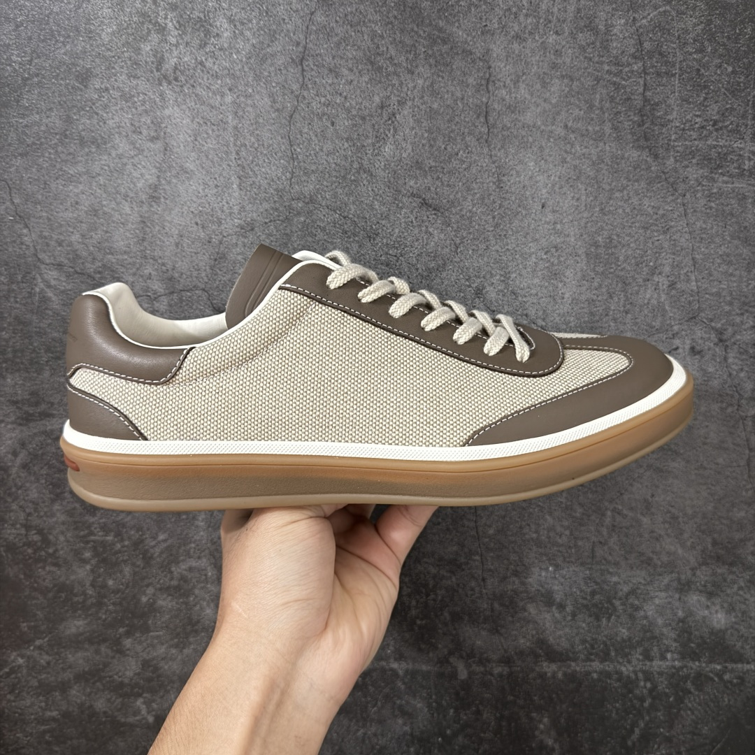 【佛山超A版】Loro Piana LP Tennis Walk Low 生活系列低帮复古百搭德训风休闲运动板鞋 意大利顶级奢侈品牌·诺悠翩雅 这款新款绒面革网球鞋采用超低帮设计 适合全年穿着 并具有防水性能 包边鞋底营造轻松迷人的色彩组合 将功能性与低调个性风格和谐融合 打造都市着装的理想鞋履选择 鞋跟处饰以Kummel色嵌片 柔软小牛皮鞋舌 压印LP徽标 棉质鞋带材质 鞋面：牛剖层绒面革 鞋底：橡胶 衬里：牛皮革 尺码：35 36 37 38 39 40 41 42 43 44 45-选品中心