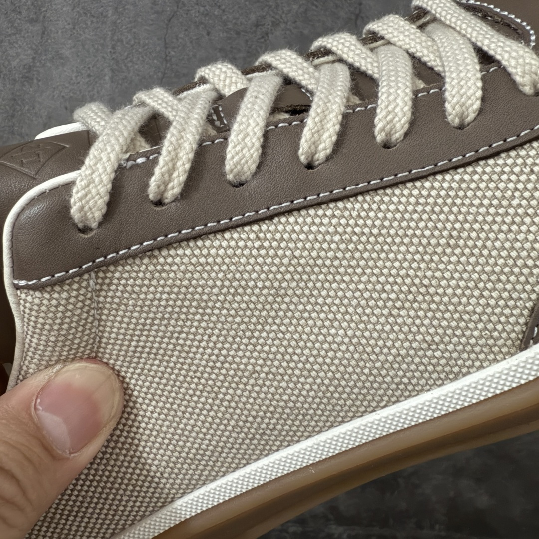 图片[3]-【佛山超A版】Loro Piana LP Tennis Walk Low 生活系列低帮复古百搭德训风休闲运动板鞋 意大利顶级奢侈品牌·诺悠翩雅 这款新款绒面革网球鞋采用超低帮设计 适合全年穿着 并具有防水性能 包边鞋底营造轻松迷人的色彩组合 将功能性与低调个性风格和谐融合 打造都市着装的理想鞋履选择 鞋跟处饰以Kummel色嵌片 柔软小牛皮鞋舌 压印LP徽标 棉质鞋带材质 鞋面：牛剖层绒面革 鞋底：橡胶 衬里：牛皮革 尺码：35 36 37 38 39 40 41 42 43 44 45-选品中心