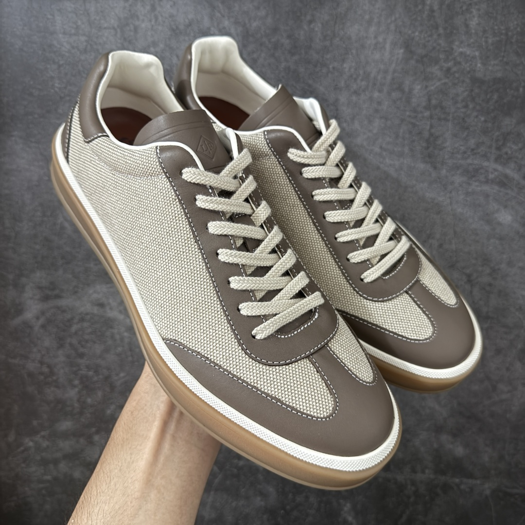 【佛山超A版】Loro Piana LP Tennis Walk Low 生活系列低帮复古百搭德训风休闲运动板鞋 意大利顶级奢侈品牌·诺悠翩雅 这款新款绒面革网球鞋采用超低帮设计 适合全年穿着 并具有防水性能 包边鞋底营造轻松迷人的色彩组合 将功能性与低调个性风格和谐融合 打造都市着装的理想鞋履选择 鞋跟处饰以Kummel色嵌片 柔软小牛皮鞋舌 压印LP徽标 棉质鞋带材质 鞋面：牛剖层绒面革 鞋底：橡胶 衬里：牛皮革 尺码：35 36 37 38 39 40 41 42 43 44 45-选品中心