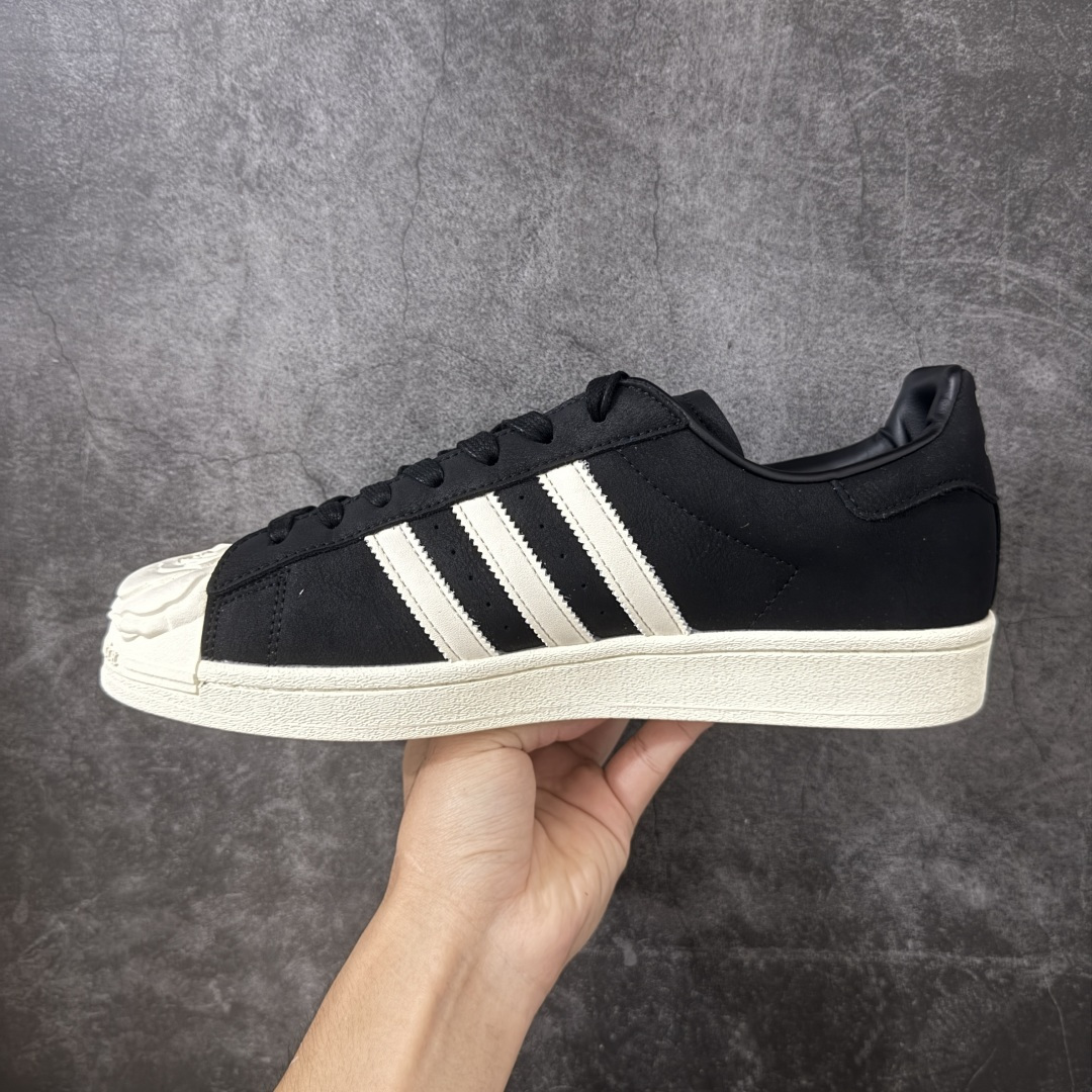 图片[2]-【纯原版】Willy Chavarria x Adidas Superstar \”Love Prevails\” Collection 阿迪达斯 低帮 联名黑白玫瑰 男女同款 贝壳头系列 基于阿迪达斯经典贝壳头原型打造，Willy对这一经典轮廓做出改动，在鞋头以浮雕感的玫瑰元素取代原本的贝壳头造型呈现主题，花瓣层次分明、略带不规则感，赋予鞋头更自然的有机形态。鞋头印有古英语字体的Willy Chavarria字样，鞋舌与鞋垫同样点缀双方联名标志，侧面的烫金Willy及Chavarria字样和后跟白色细节更显突出。鞋身两侧经典三条杠LLogo采用白色点缀，最后以黑色中底搭配同色系橡胶j外底完善整体设计收尾。 货号：KJ2029（2026.04.18发售） 尺码：35⅓ 36 36⅔ 37⅓ 38 38⅔ 39⅓ 40 40⅔ 41⅓ 42 42⅔ 43⅓ 44 44⅔ 45⅓-选品中心