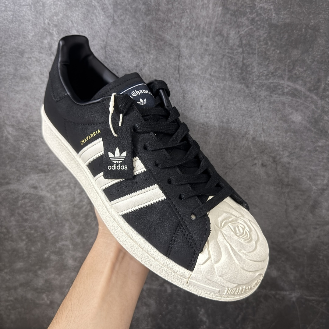 图片[3]-【纯原版】Willy Chavarria x Adidas Superstar \”Love Prevails\” Collection 阿迪达斯 低帮 联名黑白玫瑰 男女同款 贝壳头系列 基于阿迪达斯经典贝壳头原型打造，Willy对这一经典轮廓做出改动，在鞋头以浮雕感的玫瑰元素取代原本的贝壳头造型呈现主题，花瓣层次分明、略带不规则感，赋予鞋头更自然的有机形态。鞋头印有古英语字体的Willy Chavarria字样，鞋舌与鞋垫同样点缀双方联名标志，侧面的烫金Willy及Chavarria字样和后跟白色细节更显突出。鞋身两侧经典三条杠LLogo采用白色点缀，最后以黑色中底搭配同色系橡胶j外底完善整体设计收尾。 货号：KJ2029（2026.04.18发售） 尺码：35⅓ 36 36⅔ 37⅓ 38 38⅔ 39⅓ 40 40⅔ 41⅓ 42 42⅔ 43⅓ 44 44⅔ 45⅓-选品中心
