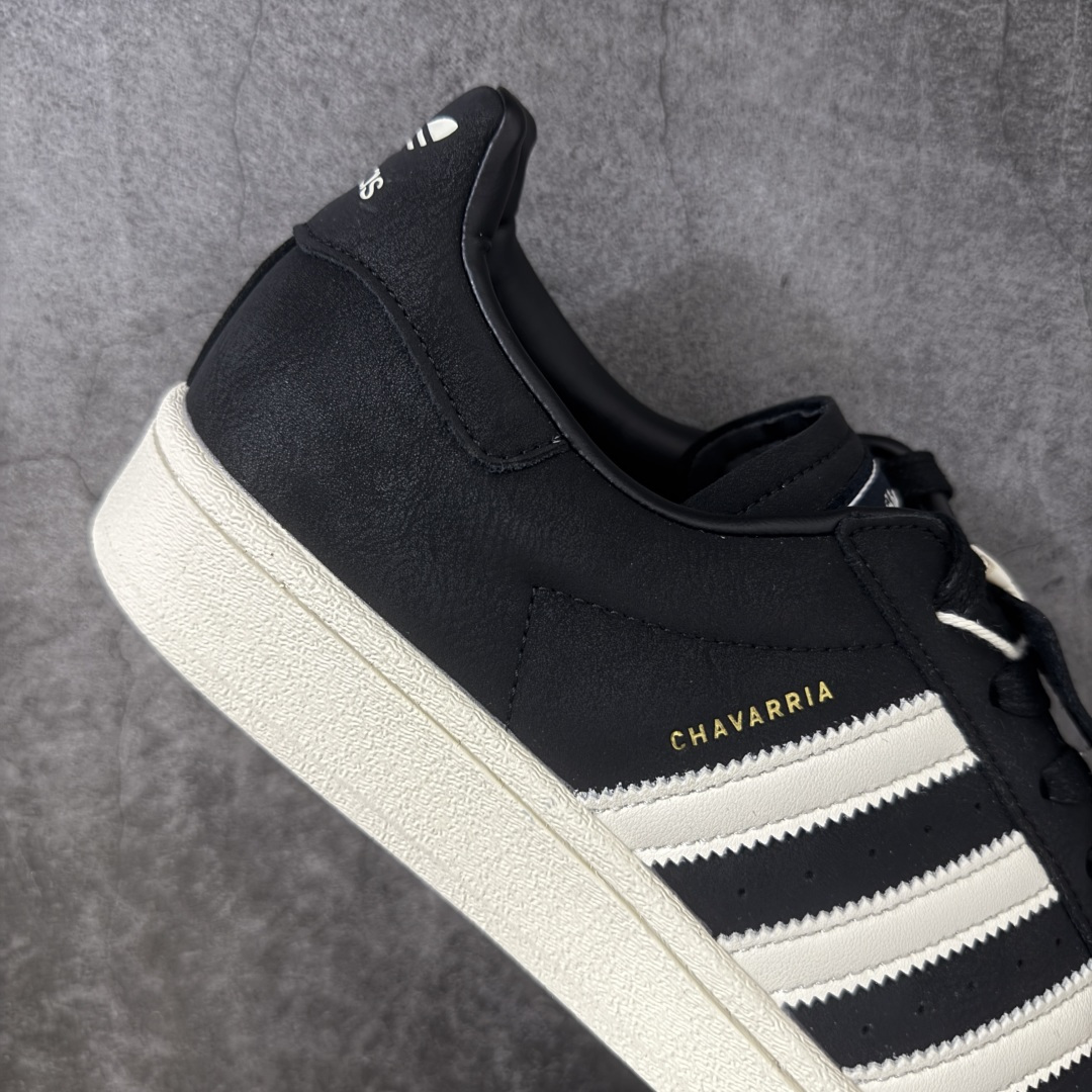 图片[7]-【纯原版】Willy Chavarria x Adidas Superstar \”Love Prevails\” Collection 阿迪达斯 低帮 联名黑白玫瑰 男女同款 贝壳头系列 基于阿迪达斯经典贝壳头原型打造，Willy对这一经典轮廓做出改动，在鞋头以浮雕感的玫瑰元素取代原本的贝壳头造型呈现主题，花瓣层次分明、略带不规则感，赋予鞋头更自然的有机形态。鞋头印有古英语字体的Willy Chavarria字样，鞋舌与鞋垫同样点缀双方联名标志，侧面的烫金Willy及Chavarria字样和后跟白色细节更显突出。鞋身两侧经典三条杠LLogo采用白色点缀，最后以黑色中底搭配同色系橡胶j外底完善整体设计收尾。 货号：KJ2029（2026.04.18发售） 尺码：35⅓ 36 36⅔ 37⅓ 38 38⅔ 39⅓ 40 40⅔ 41⅓ 42 42⅔ 43⅓ 44 44⅔ 45⅓-选品中心