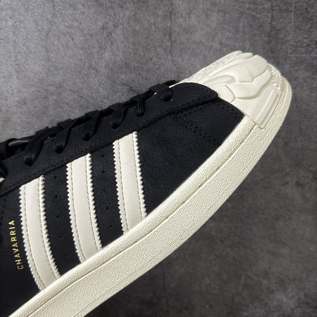 图片[6]-【纯原版】Willy Chavarria x Adidas Superstar \”Love Prevails\” Collection 阿迪达斯 低帮 联名黑白玫瑰 男女同款 贝壳头系列 基于阿迪达斯经典贝壳头原型打造，Willy对这一经典轮廓做出改动，在鞋头以浮雕感的玫瑰元素取代原本的贝壳头造型呈现主题，花瓣层次分明、略带不规则感，赋予鞋头更自然的有机形态。鞋头印有古英语字体的Willy Chavarria字样，鞋舌与鞋垫同样点缀双方联名标志，侧面的烫金Willy及Chavarria字样和后跟白色细节更显突出。鞋身两侧经典三条杠LLogo采用白色点缀，最后以黑色中底搭配同色系橡胶j外底完善整体设计收尾。 货号：KJ2029（2026.04.18发售） 尺码：35⅓ 36 36⅔ 37⅓ 38 38⅔ 39⅓ 40 40⅔ 41⅓ 42 42⅔ 43⅓ 44 44⅔ 45⅓-选品中心