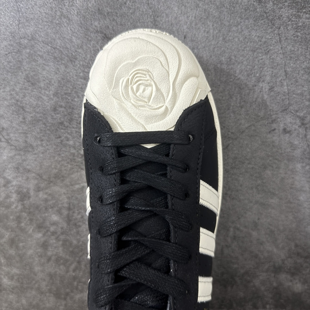 图片[5]-【纯原版】Willy Chavarria x Adidas Superstar \”Love Prevails\” Collection 阿迪达斯 低帮 联名黑白玫瑰 男女同款 贝壳头系列 基于阿迪达斯经典贝壳头原型打造，Willy对这一经典轮廓做出改动，在鞋头以浮雕感的玫瑰元素取代原本的贝壳头造型呈现主题，花瓣层次分明、略带不规则感，赋予鞋头更自然的有机形态。鞋头印有古英语字体的Willy Chavarria字样，鞋舌与鞋垫同样点缀双方联名标志，侧面的烫金Willy及Chavarria字样和后跟白色细节更显突出。鞋身两侧经典三条杠LLogo采用白色点缀，最后以黑色中底搭配同色系橡胶j外底完善整体设计收尾。 货号：KJ2029（2026.04.18发售） 尺码：35⅓ 36 36⅔ 37⅓ 38 38⅔ 39⅓ 40 40⅔ 41⅓ 42 42⅔ 43⅓ 44 44⅔ 45⅓-选品中心