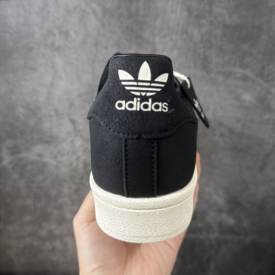图片[4]-【纯原版】Willy Chavarria x Adidas Superstar \”Love Prevails\” Collection 阿迪达斯 低帮 联名黑白玫瑰 男女同款 贝壳头系列 基于阿迪达斯经典贝壳头原型打造，Willy对这一经典轮廓做出改动，在鞋头以浮雕感的玫瑰元素取代原本的贝壳头造型呈现主题，花瓣层次分明、略带不规则感，赋予鞋头更自然的有机形态。鞋头印有古英语字体的Willy Chavarria字样，鞋舌与鞋垫同样点缀双方联名标志，侧面的烫金Willy及Chavarria字样和后跟白色细节更显突出。鞋身两侧经典三条杠LLogo采用白色点缀，最后以黑色中底搭配同色系橡胶j外底完善整体设计收尾。 货号：KJ2029（2026.04.18发售） 尺码：35⅓ 36 36⅔ 37⅓ 38 38⅔ 39⅓ 40 40⅔ 41⅓ 42 42⅔ 43⅓ 44 44⅔ 45⅓-选品中心