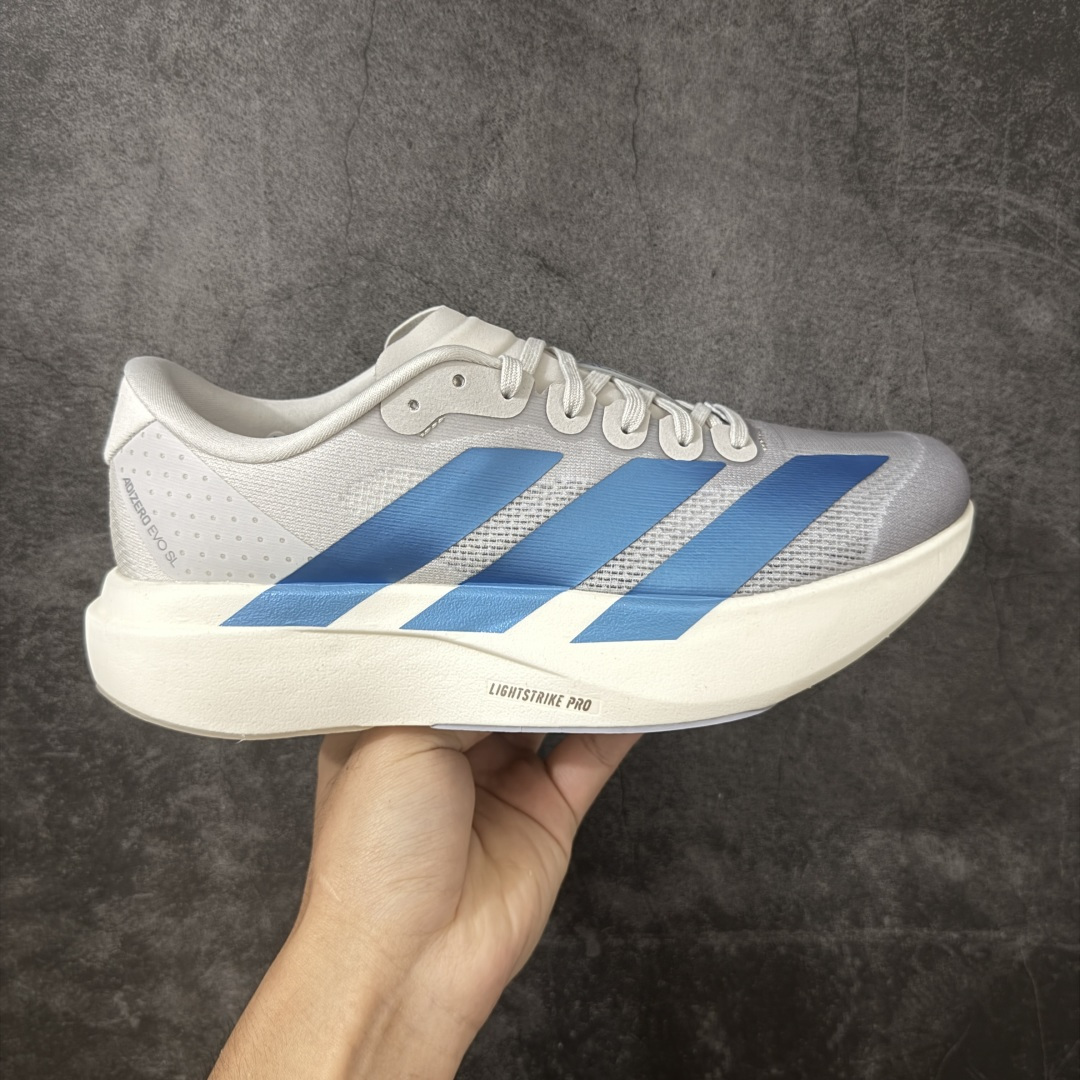 【RS纯原】AD Adizero Eva SL M 零度进化版系列低帮轻便透气竞速休闲运动慢跑鞋 KI6880 全新版本出货 品相相 当完美 细节到位 全鞋均使用原材料 原档案打造 内置碳板 目前市场最强 欢迎对比 相信大家对去年 adidas 横空出世的「顶级超跑」adiZero Adios Pro EVO 1 记忆犹新！不仅登顶阿迪史上最轻跑鞋宝座，更在接下来的全球马拉松赛事中，持续书写着惊人成绩，被网友戏称新一代「阿迪神鞋」全网刷屏！极简设计语言与强烈速度感和存在感的鞋侧三线，让人过目不忘，特别种草！其中定位于中长跑训练的 adidas Adizero Evo SL，整体外观造型与 adiZero Adios Pro EVO 1 非常相似。中底配置方面搭载全掌 Lightstrike Pro，鞋面采用透气网面示人，契合日常训练鞋的定位，更加耐用。外底给到了马牌橡胶，及类似上代竞速旗舰 adidas Adizero Adios Pro 3 区域分布。整体看下来无论是外观的鲜明辨识度，还是配置的扎实程度都很顶。 尺码：36-45-选品中心
