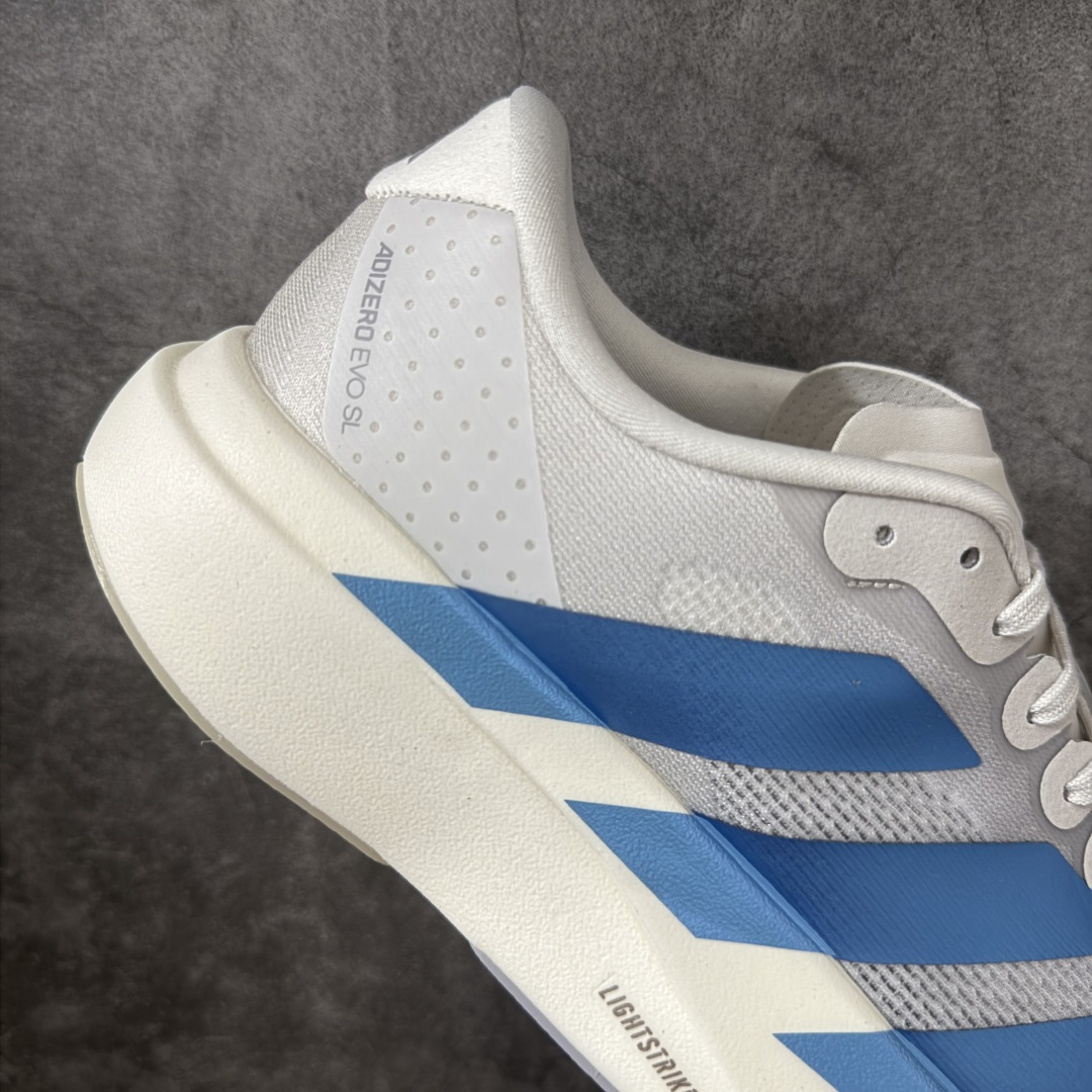 图片[7]-【RS纯原】AD Adizero Eva SL M 零度进化版系列低帮轻便透气竞速休闲运动慢跑鞋 KI6880 全新版本出货 品相相 当完美 细节到位 全鞋均使用原材料 原档案打造 内置碳板 目前市场最强 欢迎对比 相信大家对去年 adidas 横空出世的「顶级超跑」adiZero Adios Pro EVO 1 记忆犹新！不仅登顶阿迪史上最轻跑鞋宝座，更在接下来的全球马拉松赛事中，持续书写着惊人成绩，被网友戏称新一代「阿迪神鞋」全网刷屏！极简设计语言与强烈速度感和存在感的鞋侧三线，让人过目不忘，特别种草！其中定位于中长跑训练的 adidas Adizero Evo SL，整体外观造型与 adiZero Adios Pro EVO 1 非常相似。中底配置方面搭载全掌 Lightstrike Pro，鞋面采用透气网面示人，契合日常训练鞋的定位，更加耐用。外底给到了马牌橡胶，及类似上代竞速旗舰 adidas Adizero Adios Pro 3 区域分布。整体看下来无论是外观的鲜明辨识度，还是配置的扎实程度都很顶。 尺码：36-45-选品中心