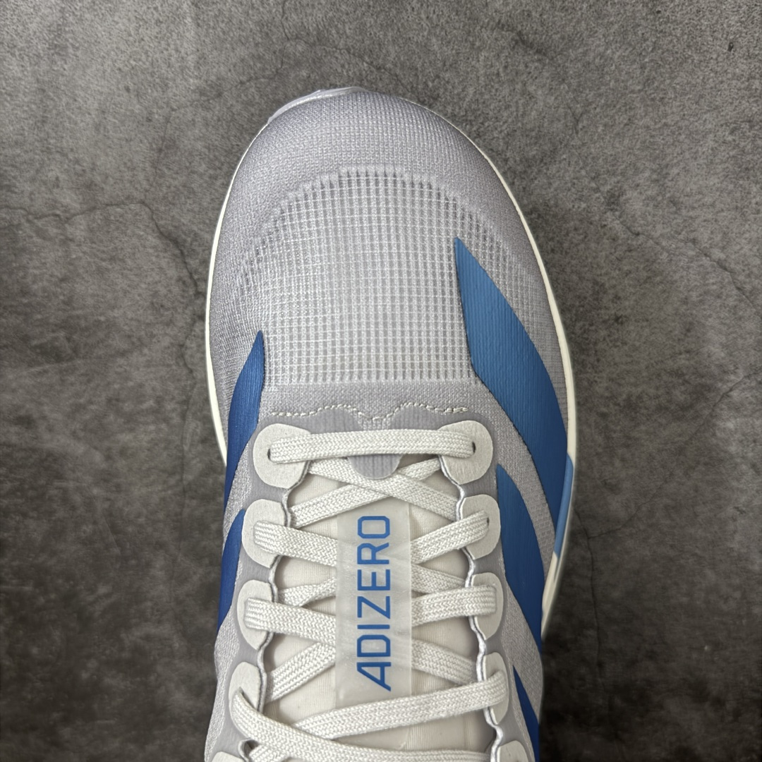 图片[5]-【RS纯原】AD Adizero Eva SL M 零度进化版系列低帮轻便透气竞速休闲运动慢跑鞋 KI6880 全新版本出货 品相相 当完美 细节到位 全鞋均使用原材料 原档案打造 内置碳板 目前市场最强 欢迎对比 相信大家对去年 adidas 横空出世的「顶级超跑」adiZero Adios Pro EVO 1 记忆犹新！不仅登顶阿迪史上最轻跑鞋宝座，更在接下来的全球马拉松赛事中，持续书写着惊人成绩，被网友戏称新一代「阿迪神鞋」全网刷屏！极简设计语言与强烈速度感和存在感的鞋侧三线，让人过目不忘，特别种草！其中定位于中长跑训练的 adidas Adizero Evo SL，整体外观造型与 adiZero Adios Pro EVO 1 非常相似。中底配置方面搭载全掌 Lightstrike Pro，鞋面采用透气网面示人，契合日常训练鞋的定位，更加耐用。外底给到了马牌橡胶，及类似上代竞速旗舰 adidas Adizero Adios Pro 3 区域分布。整体看下来无论是外观的鲜明辨识度，还是配置的扎实程度都很顶。 尺码：36-45-选品中心