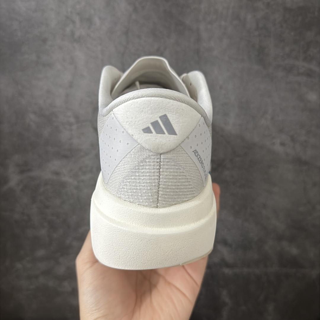 图片[4]-【RS纯原】AD Adizero Eva SL M 零度进化版系列低帮轻便透气竞速休闲运动慢跑鞋 KI6880 全新版本出货 品相相 当完美 细节到位 全鞋均使用原材料 原档案打造 内置碳板 目前市场最强 欢迎对比 相信大家对去年 adidas 横空出世的「顶级超跑」adiZero Adios Pro EVO 1 记忆犹新！不仅登顶阿迪史上最轻跑鞋宝座，更在接下来的全球马拉松赛事中，持续书写着惊人成绩，被网友戏称新一代「阿迪神鞋」全网刷屏！极简设计语言与强烈速度感和存在感的鞋侧三线，让人过目不忘，特别种草！其中定位于中长跑训练的 adidas Adizero Evo SL，整体外观造型与 adiZero Adios Pro EVO 1 非常相似。中底配置方面搭载全掌 Lightstrike Pro，鞋面采用透气网面示人，契合日常训练鞋的定位，更加耐用。外底给到了马牌橡胶，及类似上代竞速旗舰 adidas Adizero Adios Pro 3 区域分布。整体看下来无论是外观的鲜明辨识度，还是配置的扎实程度都很顶。 尺码：36-45-选品中心