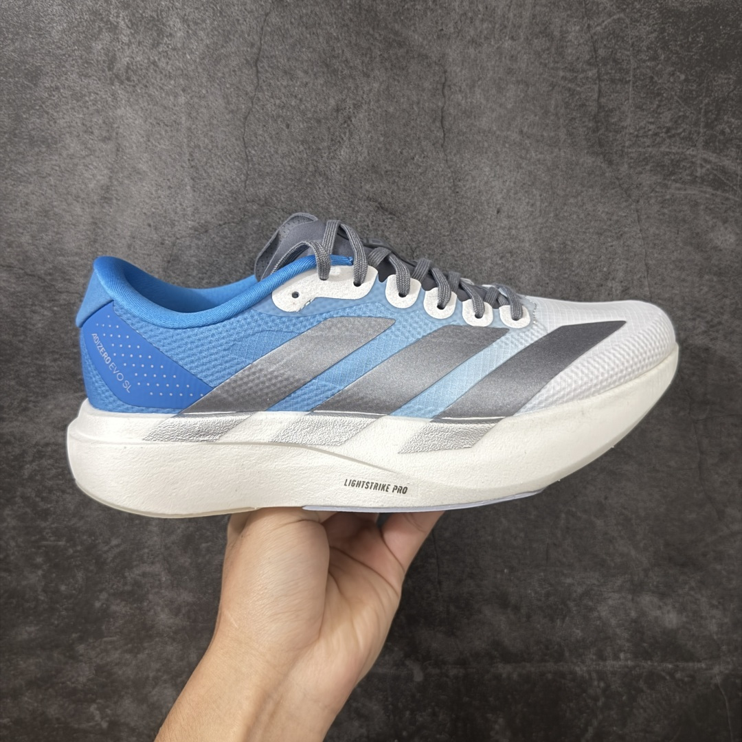 【RS纯原】AD Adizero Eva SL M 零度进化版系列低帮轻便透气竞速休闲运动慢跑鞋 KJ1996 全新版本出货 品相相当完美 细节到位 全鞋均使用原材料 原档案打造 内置碳板 目前市场最强 欢迎对比 相信大家对去年 adidas 横空出世的「顶级超跑」adiZero Adios Pro EVO 1 记忆犹新！不仅登顶阿迪史上最轻跑鞋宝座，更在接下来的全球马拉松赛事中，持续书写着惊人成绩，被网友戏称新一代「阿迪神鞋」全网刷屏！极简设计语言与强烈速度感和存在感的鞋侧三线，让人过目不忘，特别种草！其中定位于中长跑训练的 adidas Adizero Evo SL，整体外观造型与 adiZero Adios Pro EVO 1 非常相似。中底配置方面搭载全掌 Lightstrike Pro，鞋面采用透气网面示人，契合日常训练鞋的定位，更加耐用。外底给到了马牌橡胶，及类似上代竞速旗舰 adidas Adizero Adios Pro 3 区域分布。整体看下来无论是外观的鲜明辨识度，还是配置的扎实程度都很顶。 尺码：36-45-选品中心