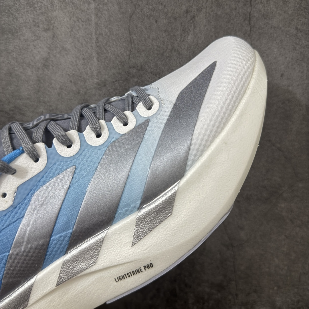 图片[6]-【RS纯原】AD Adizero Eva SL M 零度进化版系列低帮轻便透气竞速休闲运动慢跑鞋 KJ1996 全新版本出货 品相相当完美 细节到位 全鞋均使用原材料 原档案打造 内置碳板 目前市场最强 欢迎对比 相信大家对去年 adidas 横空出世的「顶级超跑」adiZero Adios Pro EVO 1 记忆犹新！不仅登顶阿迪史上最轻跑鞋宝座，更在接下来的全球马拉松赛事中，持续书写着惊人成绩，被网友戏称新一代「阿迪神鞋」全网刷屏！极简设计语言与强烈速度感和存在感的鞋侧三线，让人过目不忘，特别种草！其中定位于中长跑训练的 adidas Adizero Evo SL，整体外观造型与 adiZero Adios Pro EVO 1 非常相似。中底配置方面搭载全掌 Lightstrike Pro，鞋面采用透气网面示人，契合日常训练鞋的定位，更加耐用。外底给到了马牌橡胶，及类似上代竞速旗舰 adidas Adizero Adios Pro 3 区域分布。整体看下来无论是外观的鲜明辨识度，还是配置的扎实程度都很顶。 尺码：36-45-选品中心