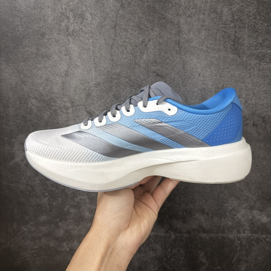 图片[2]-【RS纯原】AD Adizero Eva SL M 零度进化版系列低帮轻便透气竞速休闲运动慢跑鞋 KJ1996 全新版本出货 品相相当完美 细节到位 全鞋均使用原材料 原档案打造 内置碳板 目前市场最强 欢迎对比 相信大家对去年 adidas 横空出世的「顶级超跑」adiZero Adios Pro EVO 1 记忆犹新！不仅登顶阿迪史上最轻跑鞋宝座，更在接下来的全球马拉松赛事中，持续书写着惊人成绩，被网友戏称新一代「阿迪神鞋」全网刷屏！极简设计语言与强烈速度感和存在感的鞋侧三线，让人过目不忘，特别种草！其中定位于中长跑训练的 adidas Adizero Evo SL，整体外观造型与 adiZero Adios Pro EVO 1 非常相似。中底配置方面搭载全掌 Lightstrike Pro，鞋面采用透气网面示人，契合日常训练鞋的定位，更加耐用。外底给到了马牌橡胶，及类似上代竞速旗舰 adidas Adizero Adios Pro 3 区域分布。整体看下来无论是外观的鲜明辨识度，还是配置的扎实程度都很顶。 尺码：36-45-选品中心