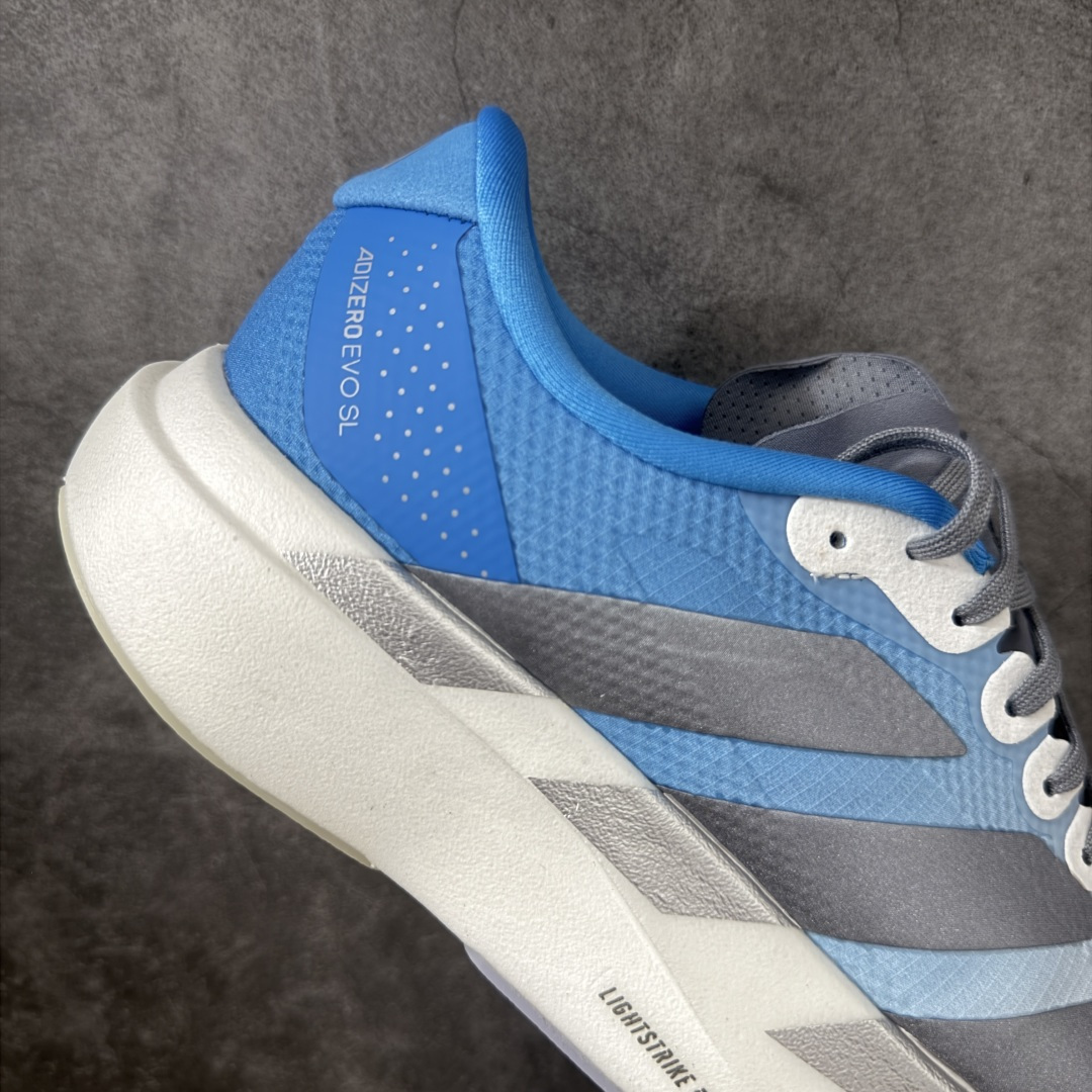 图片[7]-【RS纯原】AD Adizero Eva SL M 零度进化版系列低帮轻便透气竞速休闲运动慢跑鞋 KJ1996 全新版本出货 品相相当完美 细节到位 全鞋均使用原材料 原档案打造 内置碳板 目前市场最强 欢迎对比 相信大家对去年 adidas 横空出世的「顶级超跑」adiZero Adios Pro EVO 1 记忆犹新！不仅登顶阿迪史上最轻跑鞋宝座，更在接下来的全球马拉松赛事中，持续书写着惊人成绩，被网友戏称新一代「阿迪神鞋」全网刷屏！极简设计语言与强烈速度感和存在感的鞋侧三线，让人过目不忘，特别种草！其中定位于中长跑训练的 adidas Adizero Evo SL，整体外观造型与 adiZero Adios Pro EVO 1 非常相似。中底配置方面搭载全掌 Lightstrike Pro，鞋面采用透气网面示人，契合日常训练鞋的定位，更加耐用。外底给到了马牌橡胶，及类似上代竞速旗舰 adidas Adizero Adios Pro 3 区域分布。整体看下来无论是外观的鲜明辨识度，还是配置的扎实程度都很顶。 尺码：36-45-选品中心