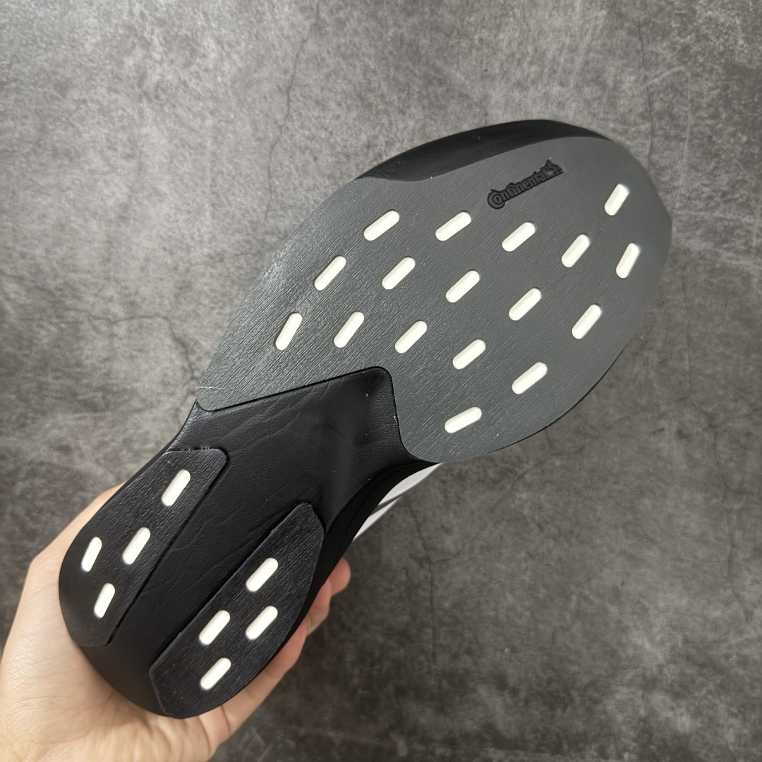 图片[9]-【RS纯原】AD Adizero Eva SL EXO M 零度进化版系列低帮轻便透气竞速休闲运动慢跑鞋 KI4764 全新版本出货 品相相当完美 细节到位 全鞋均使用原材料 原档案打造 内置碳板 目前市场最强 欢迎对比 相信大家对去年 adidas 横空出世的「顶级超跑」adiZero Adios Pro EVO 1 记忆犹新！不仅登顶阿迪史上最轻跑鞋宝座，更在接下来的全球马拉松赛事中，持续书写着惊人成绩，被网友戏称新一代「阿迪神鞋」全网刷屏！极简设计语言与强烈速度感和存在感的鞋侧三线，让人过目不忘，特别种草！其中定位于中长跑训练的 adidas Adizero Evo SL，整体外观造型与 adiZero Adios Pro EVO 1 非常相似。中底配置方面搭载全掌 Lightstrike Pro，鞋面采用透气网面示人，契合日常训练鞋的定位，更加耐用。外底给到了马牌橡胶，及类似上代竞速旗舰 adidas Adizero Adios Pro 3 区域分布。整体看下来无论是外观的鲜明辨识度，还是配置的扎实程度都很顶。 尺码：36-45-选品中心