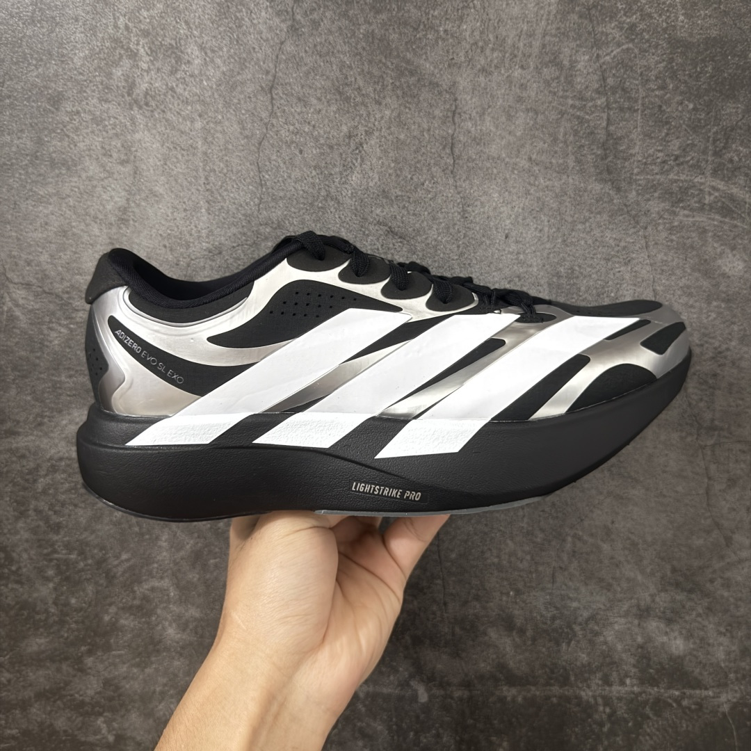 【RS纯原】AD Adizero Eva SL EXO M 零度进化版系列低帮轻便透气竞速休闲运动慢跑鞋 KI4764 全新版本出货 品相相当完美 细节到位 全鞋均使用原材料 原档案打造 内置碳板 目前市场最强 欢迎对比 相信大家对去年 adidas 横空出世的「顶级超跑」adiZero Adios Pro EVO 1 记忆犹新！不仅登顶阿迪史上最轻跑鞋宝座，更在接下来的全球马拉松赛事中，持续书写着惊人成绩，被网友戏称新一代「阿迪神鞋」全网刷屏！极简设计语言与强烈速度感和存在感的鞋侧三线，让人过目不忘，特别种草！其中定位于中长跑训练的 adidas Adizero Evo SL，整体外观造型与 adiZero Adios Pro EVO 1 非常相似。中底配置方面搭载全掌 Lightstrike Pro，鞋面采用透气网面示人，契合日常训练鞋的定位，更加耐用。外底给到了马牌橡胶，及类似上代竞速旗舰 adidas Adizero Adios Pro 3 区域分布。整体看下来无论是外观的鲜明辨识度，还是配置的扎实程度都很顶。 尺码：36-45-选品中心
