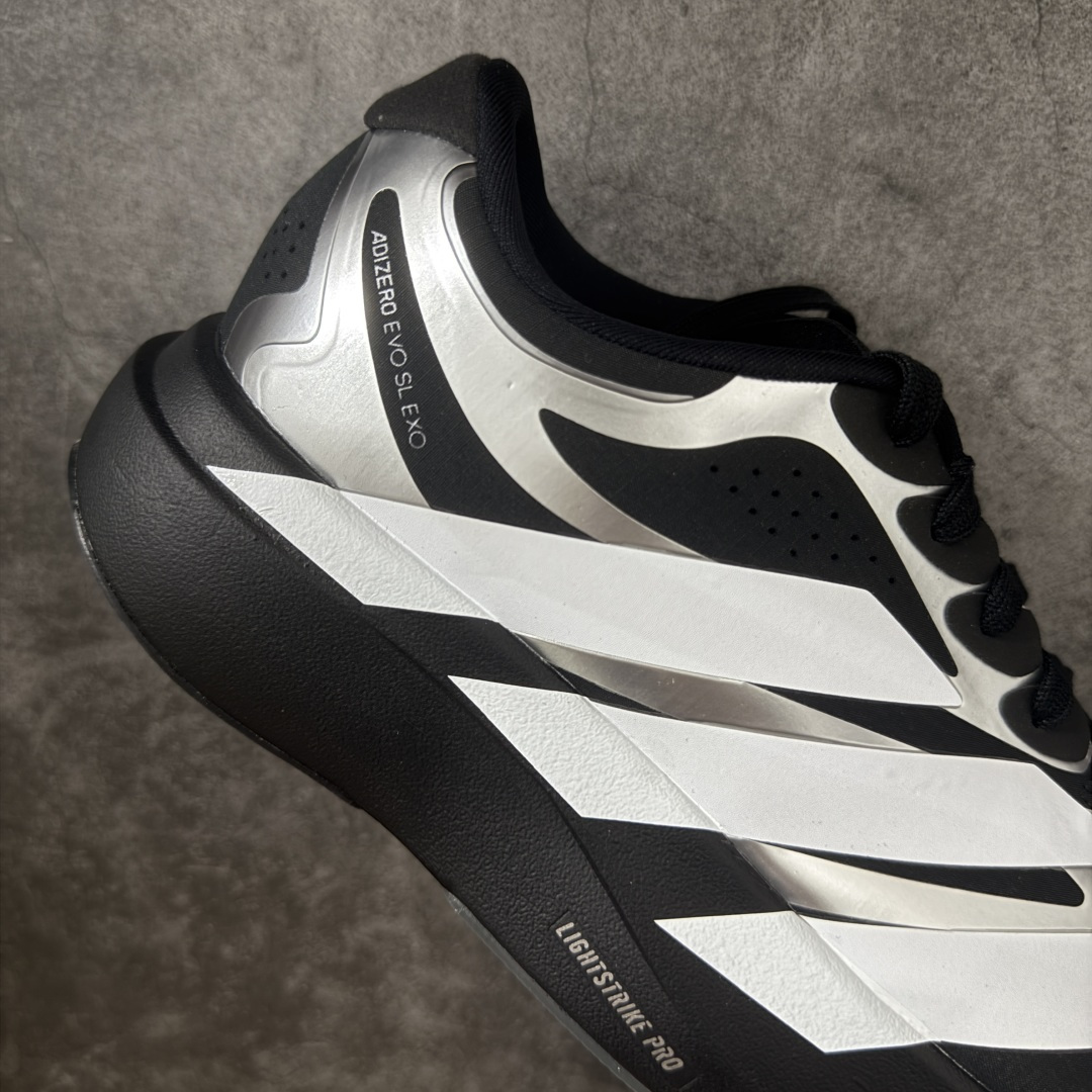 图片[7]-【RS纯原】AD Adizero Eva SL EXO M 零度进化版系列低帮轻便透气竞速休闲运动慢跑鞋 KI4764 全新版本出货 品相相当完美 细节到位 全鞋均使用原材料 原档案打造 内置碳板 目前市场最强 欢迎对比 相信大家对去年 adidas 横空出世的「顶级超跑」adiZero Adios Pro EVO 1 记忆犹新！不仅登顶阿迪史上最轻跑鞋宝座，更在接下来的全球马拉松赛事中，持续书写着惊人成绩，被网友戏称新一代「阿迪神鞋」全网刷屏！极简设计语言与强烈速度感和存在感的鞋侧三线，让人过目不忘，特别种草！其中定位于中长跑训练的 adidas Adizero Evo SL，整体外观造型与 adiZero Adios Pro EVO 1 非常相似。中底配置方面搭载全掌 Lightstrike Pro，鞋面采用透气网面示人，契合日常训练鞋的定位，更加耐用。外底给到了马牌橡胶，及类似上代竞速旗舰 adidas Adizero Adios Pro 3 区域分布。整体看下来无论是外观的鲜明辨识度，还是配置的扎实程度都很顶。 尺码：36-45-选品中心