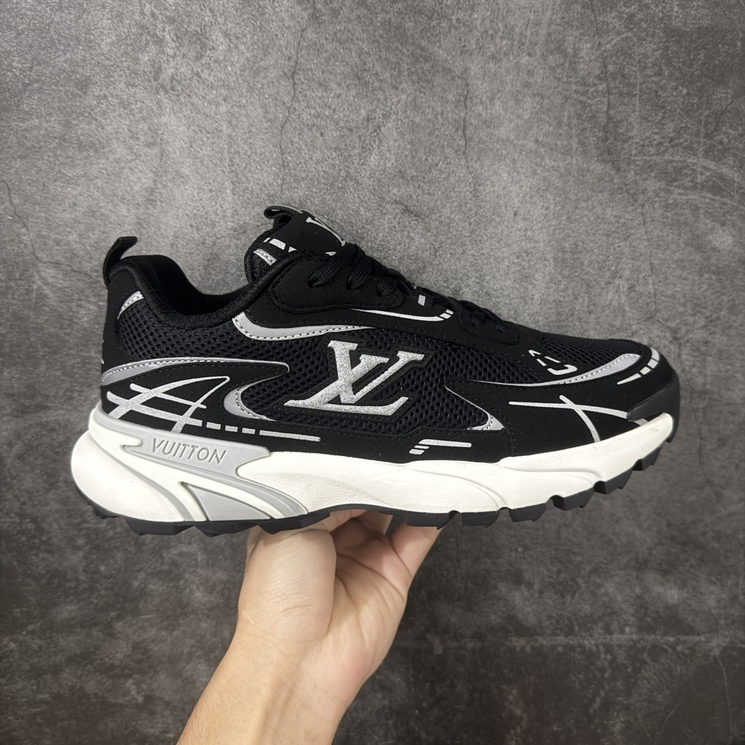 【纯原YH版】LV Tatic系列 休闲 跑步鞋 Lv Tatic Runner 向1990年代的汲取灵感，再掀运动美学新风潮。网眼和科技材质共筑精致鞋面，字母焕现鲜明色彩与动感气息。轻盈回弹的外底带来全天候的舒适穿着体验，更有Vuitton 标识点缀其上配送精美包装 •面料：原版进口绒面皮革+透气网眼 • 内里：原版定制透气网里 • 鞋底：原版开模双色TPU组合底 • 底厚：5CM 尺码：36-46-选品中心