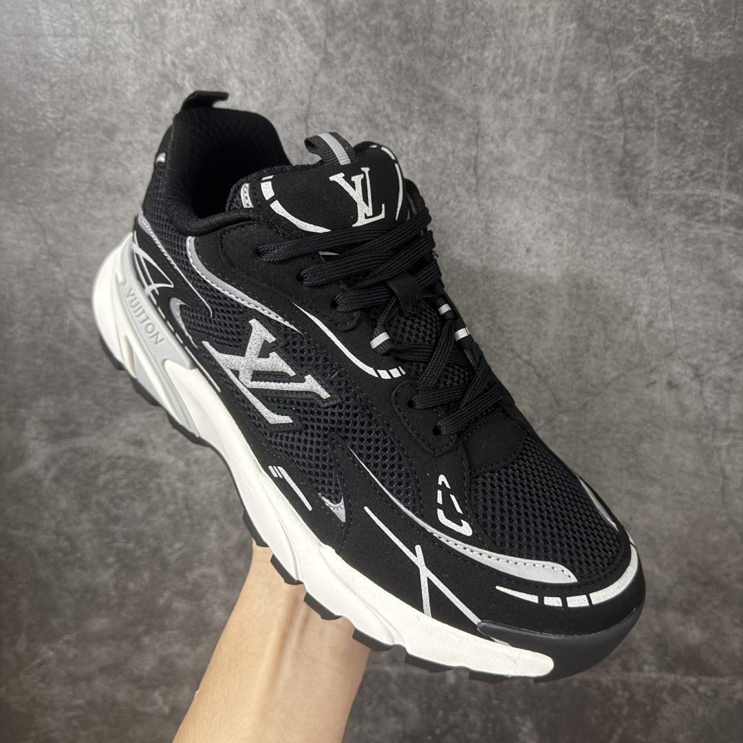 图片[3]-【纯原YH版】LV Tatic系列 休闲 跑步鞋 Lv Tatic Runner 向1990年代的汲取灵感，再掀运动美学新风潮。网眼和科技材质共筑精致鞋面，字母焕现鲜明色彩与动感气息。轻盈回弹的外底带来全天候的舒适穿着体验，更有Vuitton 标识点缀其上配送精美包装 •面料：原版进口绒面皮革+透气网眼 • 内里：原版定制透气网里 • 鞋底：原版开模双色TPU组合底 • 底厚：5CM 尺码：36-46-选品中心
