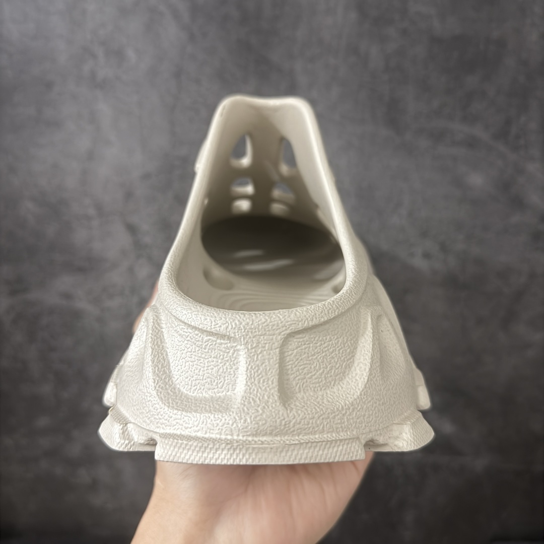 图片[4]-【纯原版】BALENCIAGA Mold Rubber Slide Sandals 巴黎世家 模压橡胶拖鞋凉鞋 巴黎世家系列露趾涉水百搭潮流休闲运动套穿拖鞋 橡胶材质 鞋表带上印有Balenciaga 品牌标识 后帮凹印BB标识 压模鞋底和鞋面 中国制造 用软布擦拭 材质：95%（注塑）EVA塑料、5% 泡沫塑料 尺码：36 37 38 39 40 41 42 43 44 45 46-选品中心
