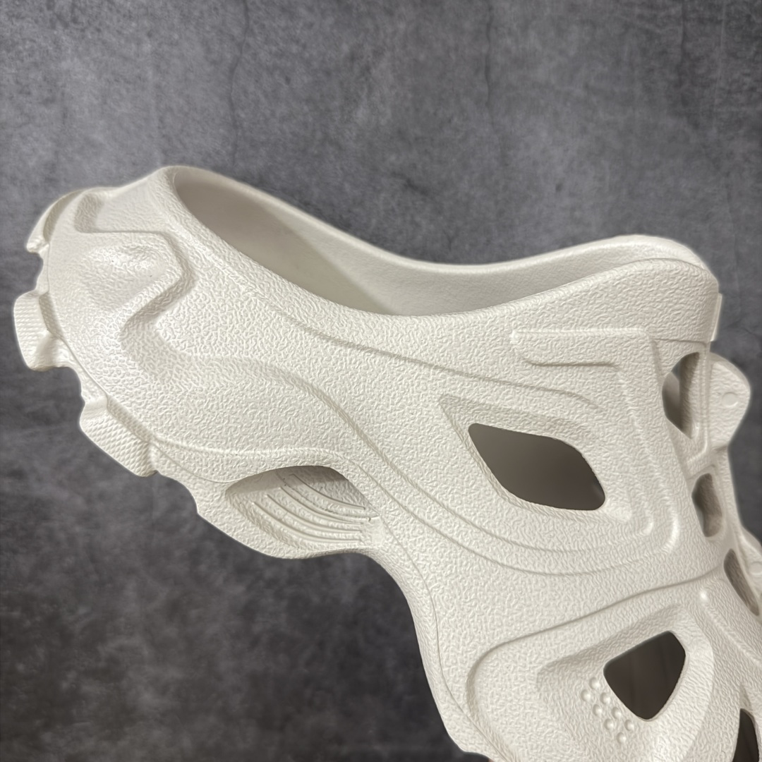 图片[7]-【纯原版】BALENCIAGA Mold Rubber Slide Sandals 巴黎世家 模压橡胶拖鞋凉鞋 巴黎世家系列露趾涉水百搭潮流休闲运动套穿拖鞋 橡胶材质 鞋表带上印有Balenciaga 品牌标识 后帮凹印BB标识 压模鞋底和鞋面 中国制造 用软布擦拭 材质：95%（注塑）EVA塑料、5% 泡沫塑料 尺码：36 37 38 39 40 41 42 43 44 45 46-选品中心