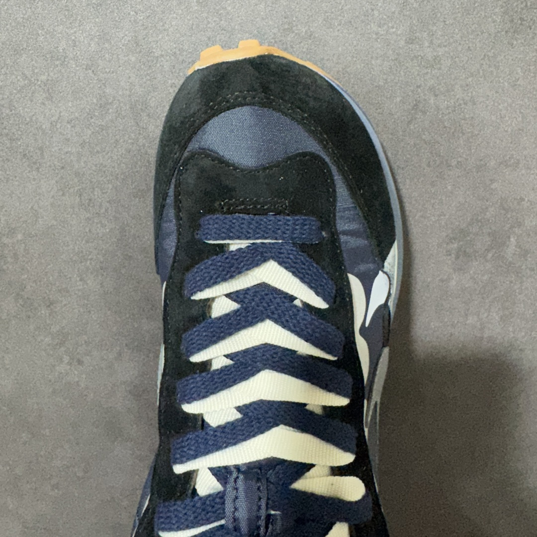 图片[5]-【公司级】Sacai X VaporWaffle \”Nylon Black\” 华夫三代3.0走秀重磅联名 DD1875-700 原模数据大底 独家五层分离组合底 #原厂长绒皮料 质感十足 注意区分 #鞋款由Pegasus与VaporFly两款鞋型的设计元素共同构建，鞋身材质由翻毛皮和透气网布共同打造。熟悉的解构手法、重叠Swoosh、双重鞋舌、鞋带以及后跟SACAI字体都悉数保留，#最大亮点在于，本次鞋底变本加厉，层数更多!简直和巴黎世家的TripleS有一拼，增高效果妥妥的 尺码： 36-47-选品中心