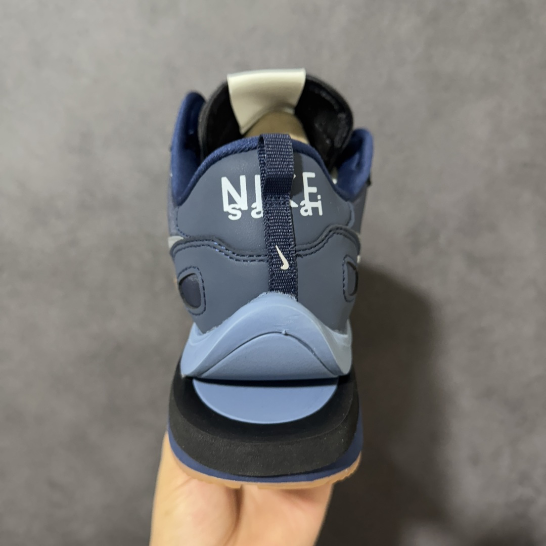 图片[4]-【公司级】Sacai X VaporWaffle \”Nylon Black\” 华夫三代3.0走秀重磅联名 DD1875-700 原模数据大底 独家五层分离组合底 #原厂长绒皮料 质感十足 注意区分 #鞋款由Pegasus与VaporFly两款鞋型的设计元素共同构建，鞋身材质由翻毛皮和透气网布共同打造。熟悉的解构手法、重叠Swoosh、双重鞋舌、鞋带以及后跟SACAI字体都悉数保留，#最大亮点在于，本次鞋底变本加厉，层数更多!简直和巴黎世家的TripleS有一拼，增高效果妥妥的 尺码： 36-47-选品中心