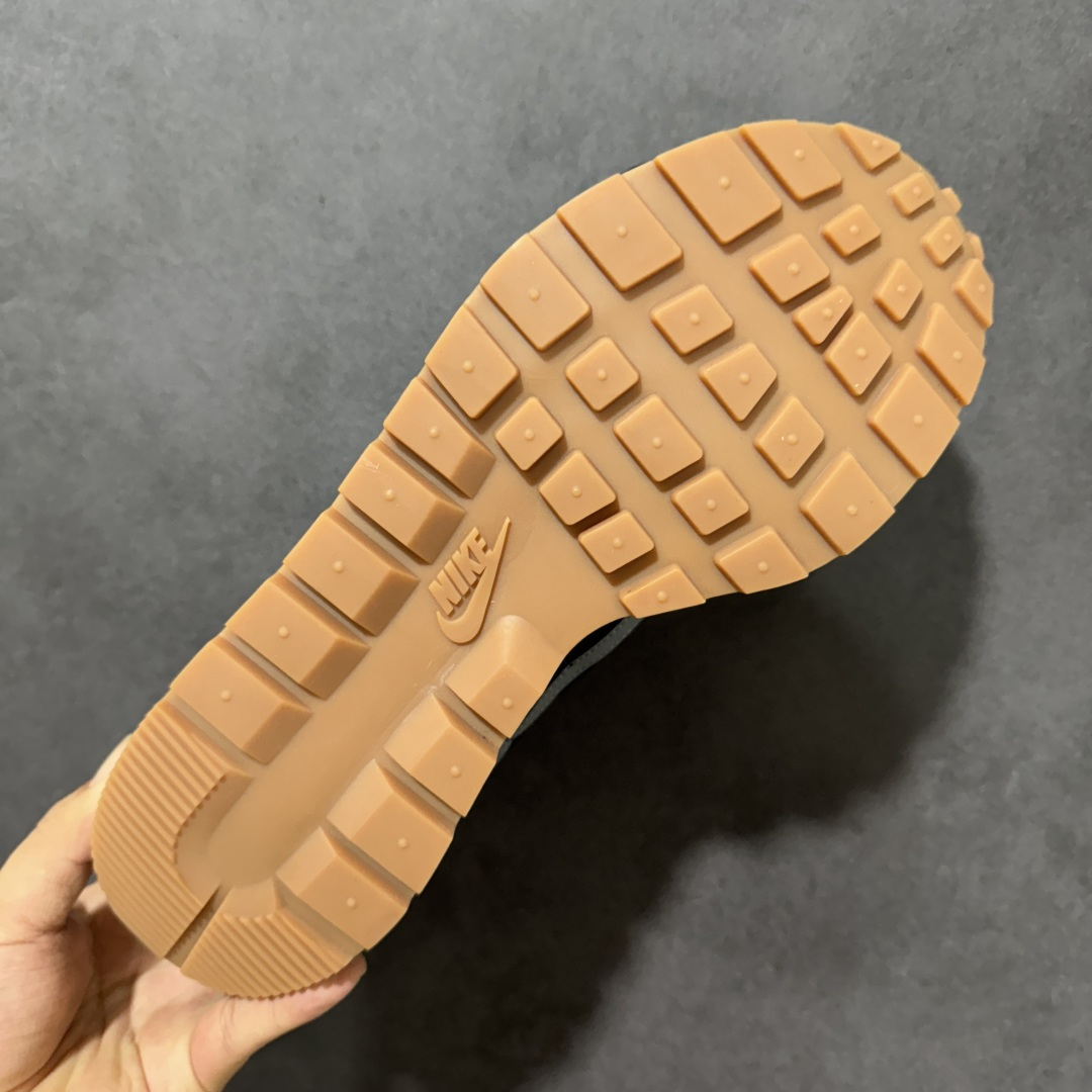 图片[9]-【公司级】Sacai X VaporWaffle \”Nylon Black\” 华夫三代3.0走秀重磅联名 DD1875-700 原模数据大底 独家五层分离组合底 #原厂长绒皮料 质感十足 注意区分 #鞋款由Pegasus与VaporFly两款鞋型的设计元素共同构建，鞋身材质由翻毛皮和透气网布共同打造。熟悉的解构手法、重叠Swoosh、双重鞋舌、鞋带以及后跟SACAI字体都悉数保留，#最大亮点在于，本次鞋底变本加厉，层数更多!简直和巴黎世家的TripleS有一拼，增高效果妥妥的 尺码： 36-47-选品中心
