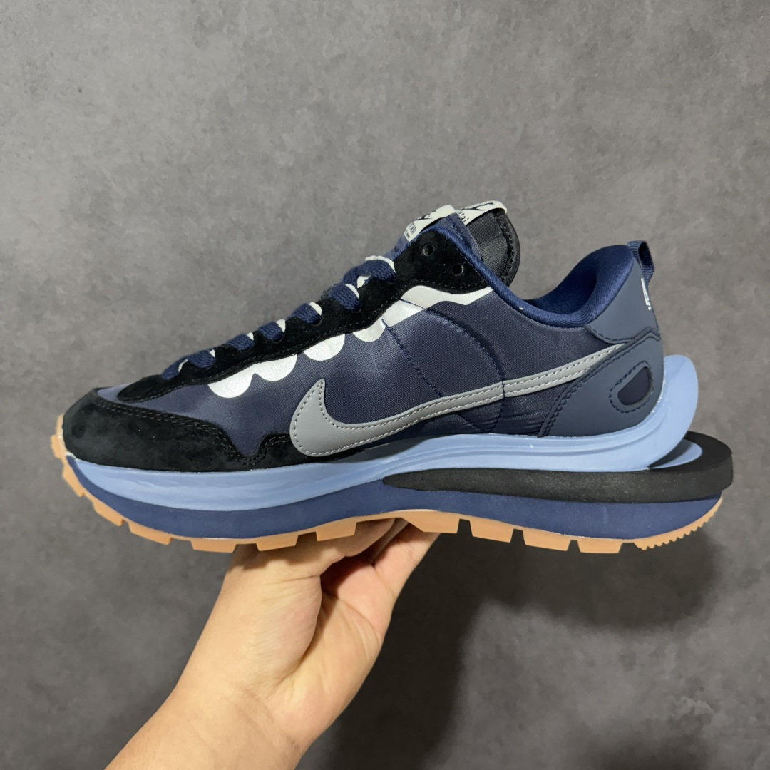 图片[2]-【公司级】Sacai X VaporWaffle \”Nylon Black\” 华夫三代3.0走秀重磅联名 DD1875-700 原模数据大底 独家五层分离组合底 #原厂长绒皮料 质感十足 注意区分 #鞋款由Pegasus与VaporFly两款鞋型的设计元素共同构建，鞋身材质由翻毛皮和透气网布共同打造。熟悉的解构手法、重叠Swoosh、双重鞋舌、鞋带以及后跟SACAI字体都悉数保留，#最大亮点在于，本次鞋底变本加厉，层数更多!简直和巴黎世家的TripleS有一拼，增高效果妥妥的 尺码： 36-47-选品中心