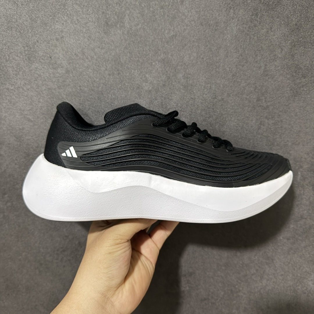 【公司级】AD Purechill V2 防滑耐磨休闲运动跑鞋 阿迪达斯（adidas） 26新款Pur echill夏季轻便透气舒适支撑防滑一脚蹬运动休闲鞋 中底技术‌：搭载 ‌CLOUDFOAM‌ 缓震材料。主打“软糯”脚感，能有效吸收行走时的冲击力，提供柔和的支撑。‌鞋面设计‌：通常采用透气网眼织物或轻质合成材质，强调轻盈和夏季穿着的通风性。日常通勤、轻运动、休闲逛街。属于入门级舒适鞋款，非专业竞速或高强度训练鞋。 货号： KI2231/KI0611/KI1092/KI6901/KI3103/KI6602/KI0286/KI6612/KI0033 尺码：36-45带半码-选品中心