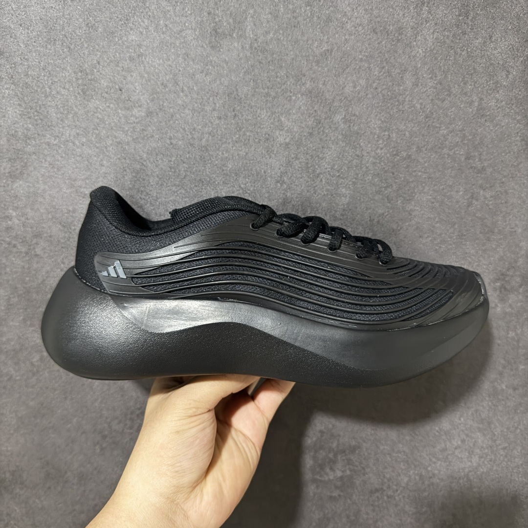【公司级】AD Purechill V2 防滑耐磨休闲运动跑鞋 阿迪达斯（adidas） 26新款Pur echill夏季轻便透气舒适支撑防滑一脚蹬运动休闲鞋 中底技术‌：搭载 ‌CLOUDFOAM‌ 缓震材料。主打“软糯”脚感，能有效吸收行走时的冲击力，提供柔和的支撑。‌鞋面设计‌：通常采用透气网眼织物或轻质合成材质，强调轻盈和夏季穿着的通风性。日常通勤、轻运动、休闲逛街。属于入门级舒适鞋款，非专业竞速或高强度训练鞋。 货号： KI2231/KI0611/KI1092/KI6901/KI3103/KI6602/KI0286/KI6612/KI0033 尺码：36-45带半码-选品中心