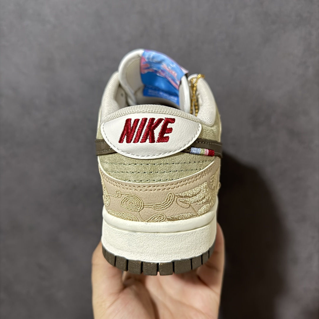 图片[4]-特价【公司级】Nike SB Dunk Low2026 丙午马年限定 Dunk 全套集结｜国风新禧六色齐发承袭经典 Dunk Low 板鞋轮廓，把东方马年祥瑞纹样融进鞋身 绒面麂皮 + 刺绣印花双工艺，金勾点缀年味质感拉满上脚自带高级氛围感 全码数现货 | 全色系可选 | 软弹缓震 + 耐磨防滑大底 #高端定制 低帮休闲板鞋 定制鞋盒 大厂纯原品质出货 超高清洁度 皮料切割干净无任何毛边 细节完美 货号：IQ1118-220 / DN3168-026 / DN3168-025 / DN3168-022 / DN3168-023 / DN3168-024 尺码：36 36.5 37.5 38 38.5 39 40 40.5 41 42 42.5 43 44 44.5 45-选品中心
