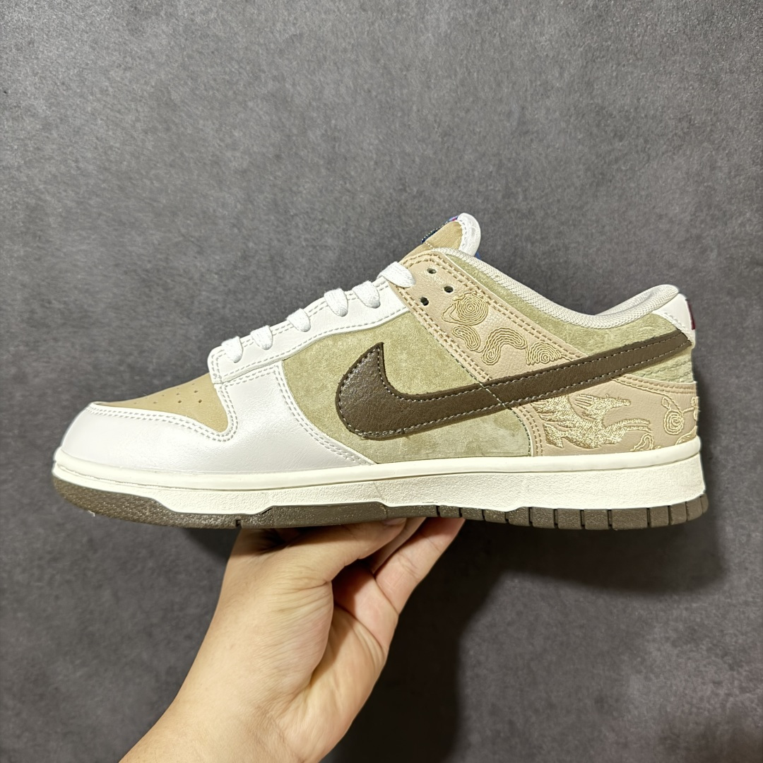 图片[2]-特价【公司级】Nike SB Dunk Low2026 丙午马年限定 Dunk 全套集结｜国风新禧六色齐发承袭经典 Dunk Low 板鞋轮廓，把东方马年祥瑞纹样融进鞋身 绒面麂皮 + 刺绣印花双工艺，金勾点缀年味质感拉满上脚自带高级氛围感 全码数现货 | 全色系可选 | 软弹缓震 + 耐磨防滑大底 #高端定制 低帮休闲板鞋 定制鞋盒 大厂纯原品质出货 超高清洁度 皮料切割干净无任何毛边 细节完美 货号：IQ1118-220 / DN3168-026 / DN3168-025 / DN3168-022 / DN3168-023 / DN3168-024 尺码：36 36.5 37.5 38 38.5 39 40 40.5 41 42 42.5 43 44 44.5 45-选品中心
