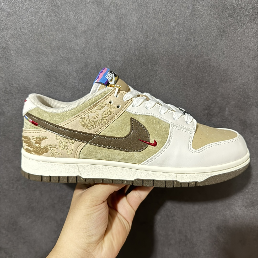 特价【公司级】Nike SB Dunk Low2026 丙午马年限定 Dunk 全套集结｜国风新禧六色齐发承袭经典 Dunk Low 板鞋轮廓，把东方马年祥瑞纹样融进鞋身 绒面麂皮 + 刺绣印花双工艺，金勾点缀年味质感拉满上脚自带高级氛围感 全码数现货 | 全色系可选 | 软弹缓震 + 耐磨防滑大底 #高端定制 低帮休闲板鞋 定制鞋盒 大厂纯原品质出货 超高清洁度 皮料切割干净无任何毛边 细节完美 货号：IQ1118-220 / DN3168-026 / DN3168-025 / DN3168-022 / DN3168-023 / DN3168-024 尺码：36 36.5 37.5 38 38.5 39 40 40.5 41 42 42.5 43 44 44.5 45-选品中心