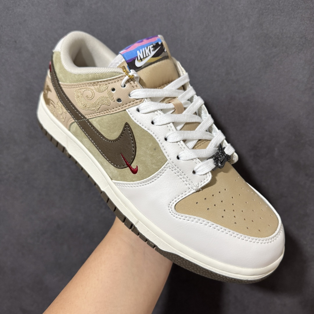 图片[3]-特价【公司级】Nike SB Dunk Low2026 丙午马年限定 Dunk 全套集结｜国风新禧六色齐发承袭经典 Dunk Low 板鞋轮廓，把东方马年祥瑞纹样融进鞋身 绒面麂皮 + 刺绣印花双工艺，金勾点缀年味质感拉满上脚自带高级氛围感 全码数现货 | 全色系可选 | 软弹缓震 + 耐磨防滑大底 #高端定制 低帮休闲板鞋 定制鞋盒 大厂纯原品质出货 超高清洁度 皮料切割干净无任何毛边 细节完美 货号：IQ1118-220 / DN3168-026 / DN3168-025 / DN3168-022 / DN3168-023 / DN3168-024 尺码：36 36.5 37.5 38 38.5 39 40 40.5 41 42 42.5 43 44 44.5 45-选品中心