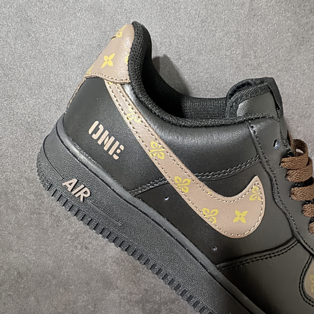 图片[7]-【定制版】轻奢高级质感爆棚 AIR FORCE 1，空军一号经典低帮鞋型，亮面黑皮搭配棕调老花印花，奢华氛围感十足。精致金色R字母挂饰点缀整体，格调满满。全掌气垫上脚软糯舒适，鞋底耐磨扎实，配色沉稳大气，通勤休闲都可以轻松驾驭。 货号：CW2288‑001 尺码：36 36.5 37.5 38 38.5 39 40 40.5 41 42 42.5 43 44 44.5 45-选品中心