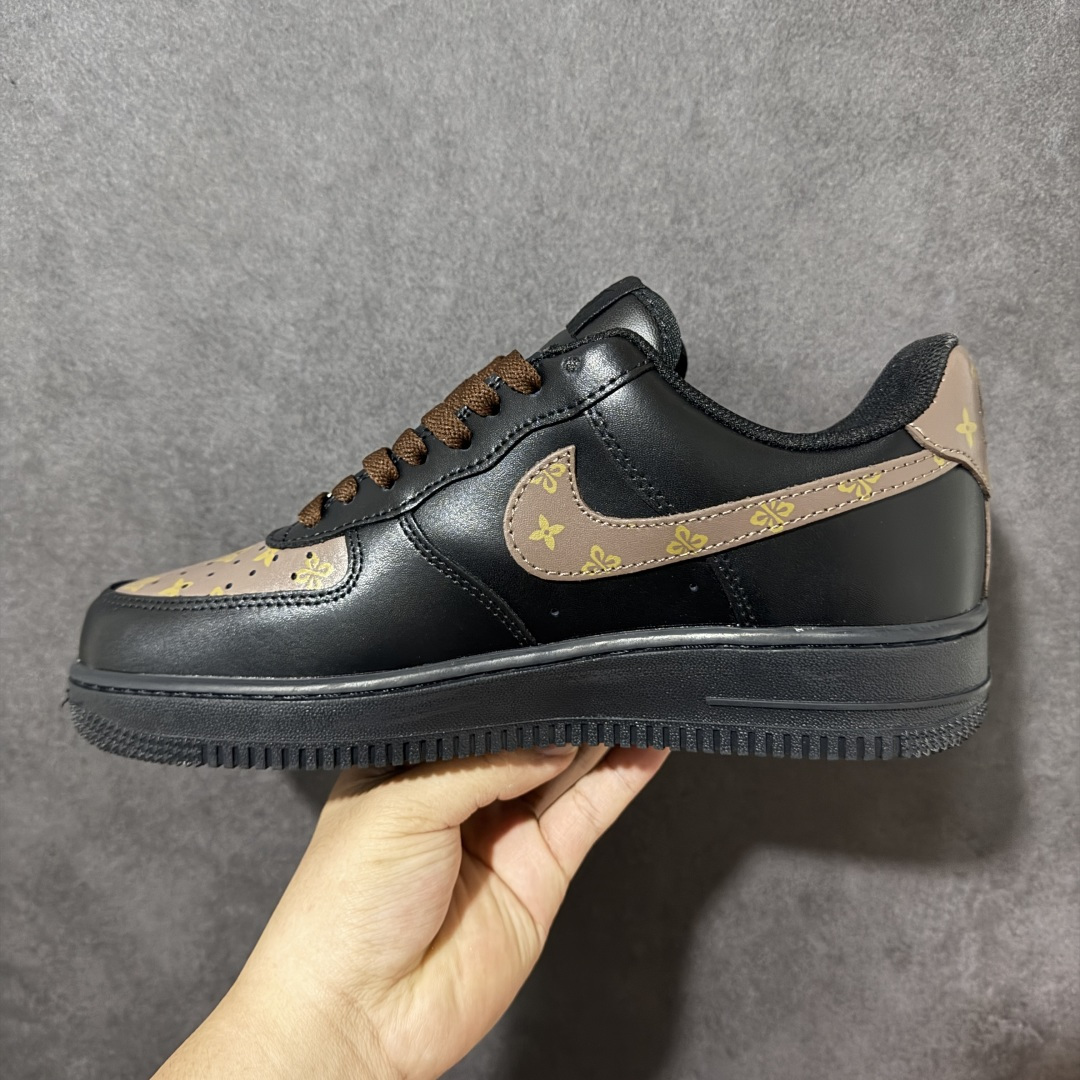 图片[2]-【定制版】轻奢高级质感爆棚 AIR FORCE 1，空军一号经典低帮鞋型，亮面黑皮搭配棕调老花印花，奢华氛围感十足。精致金色R字母挂饰点缀整体，格调满满。全掌气垫上脚软糯舒适，鞋底耐磨扎实，配色沉稳大气，通勤休闲都可以轻松驾驭。 货号：CW2288‑001 尺码：36 36.5 37.5 38 38.5 39 40 40.5 41 42 42.5 43 44 44.5 45-选品中心