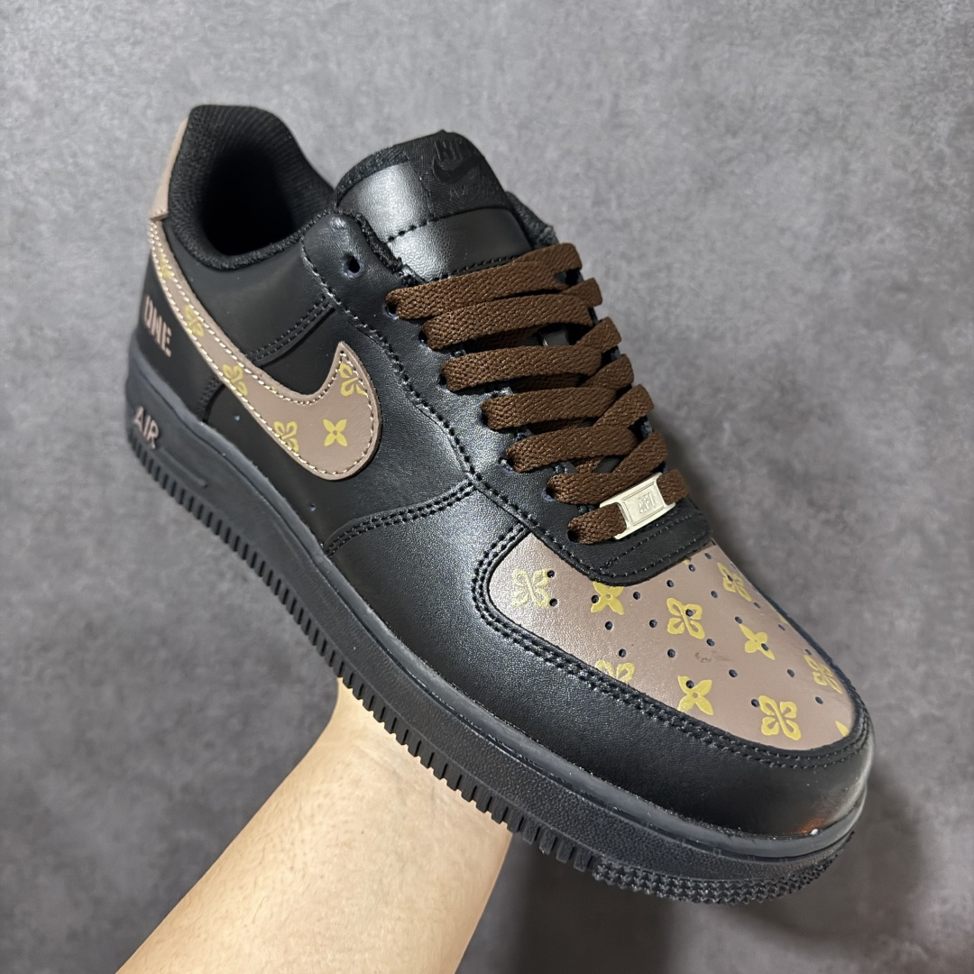 图片[3]-【定制版】轻奢高级质感爆棚 AIR FORCE 1，空军一号经典低帮鞋型，亮面黑皮搭配棕调老花印花，奢华氛围感十足。精致金色R字母挂饰点缀整体，格调满满。全掌气垫上脚软糯舒适，鞋底耐磨扎实，配色沉稳大气，通勤休闲都可以轻松驾驭。 货号：CW2288‑001 尺码：36 36.5 37.5 38 38.5 39 40 40.5 41 42 42.5 43 44 44.5 45-选品中心