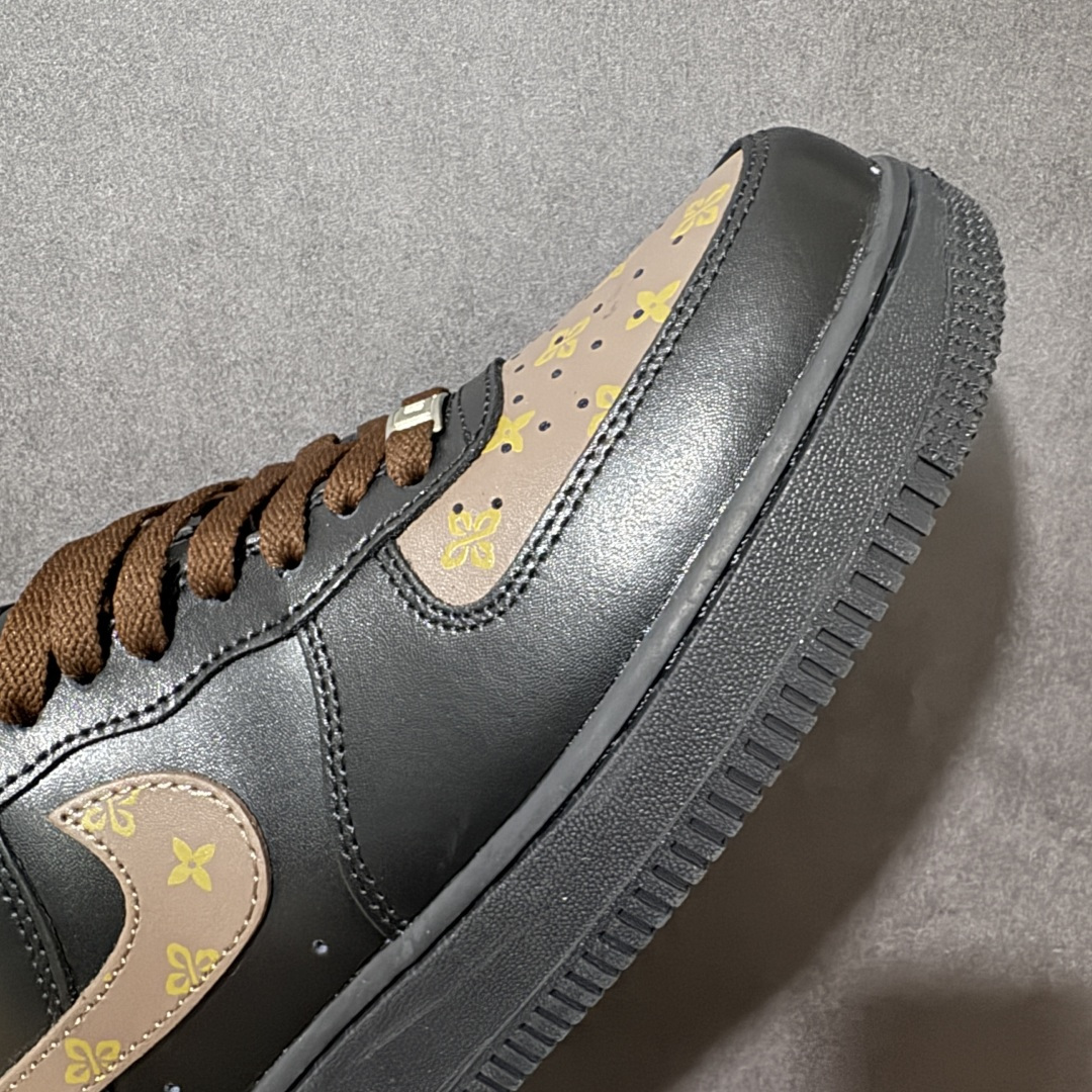 图片[8]-【定制版】轻奢高级质感爆棚 AIR FORCE 1，空军一号经典低帮鞋型，亮面黑皮搭配棕调老花印花，奢华氛围感十足。精致金色R字母挂饰点缀整体，格调满满。全掌气垫上脚软糯舒适，鞋底耐磨扎实，配色沉稳大气，通勤休闲都可以轻松驾驭。 货号：CW2288‑001 尺码：36 36.5 37.5 38 38.5 39 40 40.5 41 42 42.5 43 44 44.5 45-选品中心