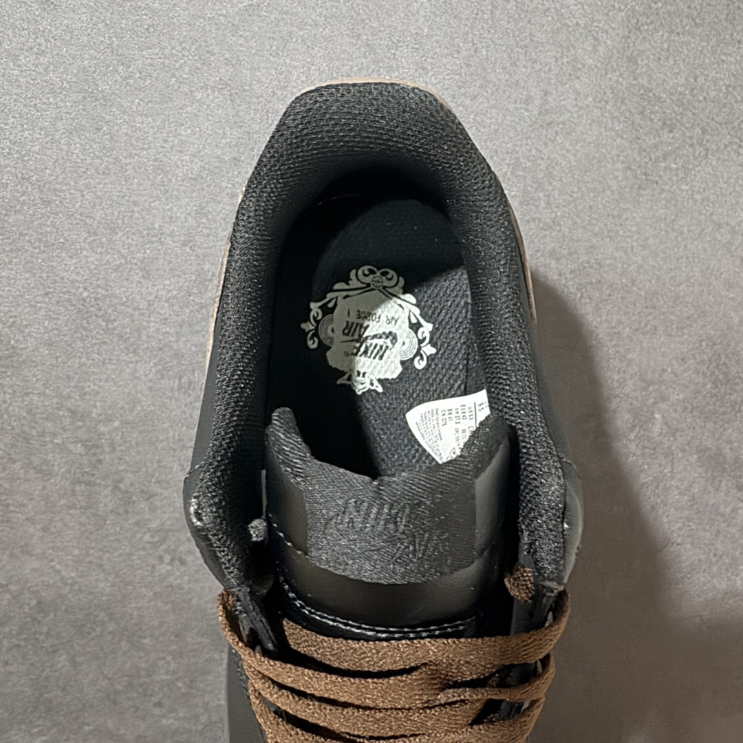 图片[6]-【定制版】轻奢高级质感爆棚 AIR FORCE 1，空军一号经典低帮鞋型，亮面黑皮搭配棕调老花印花，奢华氛围感十足。精致金色R字母挂饰点缀整体，格调满满。全掌气垫上脚软糯舒适，鞋底耐磨扎实，配色沉稳大气，通勤休闲都可以轻松驾驭。 货号：CW2288‑001 尺码：36 36.5 37.5 38 38.5 39 40 40.5 41 42 42.5 43 44 44.5 45-选品中心