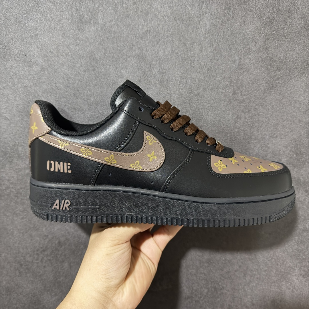 【定制版】轻奢高级质感爆棚 AIR FORCE 1，空军一号经典低帮鞋型，亮面黑皮搭配棕调老花印花，奢华氛围感十足。精致金色R字母挂饰点缀整体，格调满满。全掌气垫上脚软糯舒适，鞋底耐磨扎实，配色沉稳大气，通勤休闲都可以轻松驾驭。 货号：CW2288‑001 尺码：36 36.5 37.5 38 38.5 39 40 40.5 41 42 42.5 43 44 44.5 45-选品中心