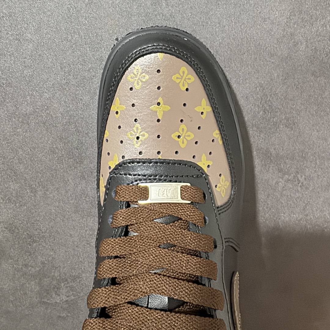 图片[5]-【定制版】轻奢高级质感爆棚 AIR FORCE 1，空军一号经典低帮鞋型，亮面黑皮搭配棕调老花印花，奢华氛围感十足。精致金色R字母挂饰点缀整体，格调满满。全掌气垫上脚软糯舒适，鞋底耐磨扎实，配色沉稳大气，通勤休闲都可以轻松驾驭。 货号：CW2288‑001 尺码：36 36.5 37.5 38 38.5 39 40 40.5 41 42 42.5 43 44 44.5 45-选品中心