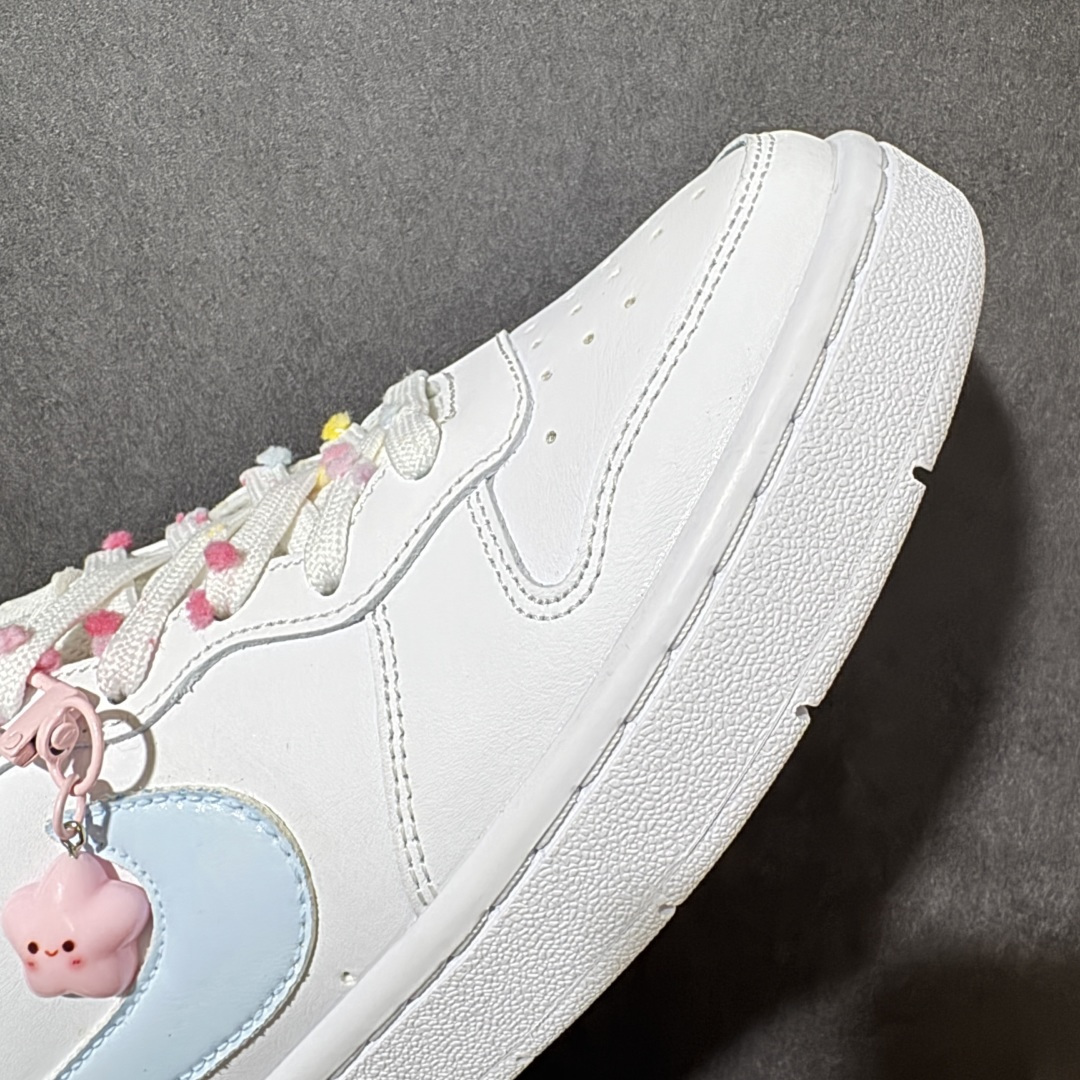 图片[8]-【定制版】NikeCourtBorough“星糖奶冻”Starry Panna Cotta皮革结构手绘潮流板鞋 干净的白鞋身裹着一层淡蓝勾边，像融化的海盐奶霜温柔流淌。鞋带上挂着的粉星星挂件，是藏在细节里的小甜意，软乎乎的表情像在对你眨眼，把春日的甜意都揉进了每一步里。低帮版型利落又百搭，不管是搭配百褶裙还是牛仔裤，都能瞬间点亮穿搭 货号：BQ5448-220 尺码：36 36.5 37.5 38 38.5 39 40 40.5 41 42 42.5 43 44 44.5 45-选品中心